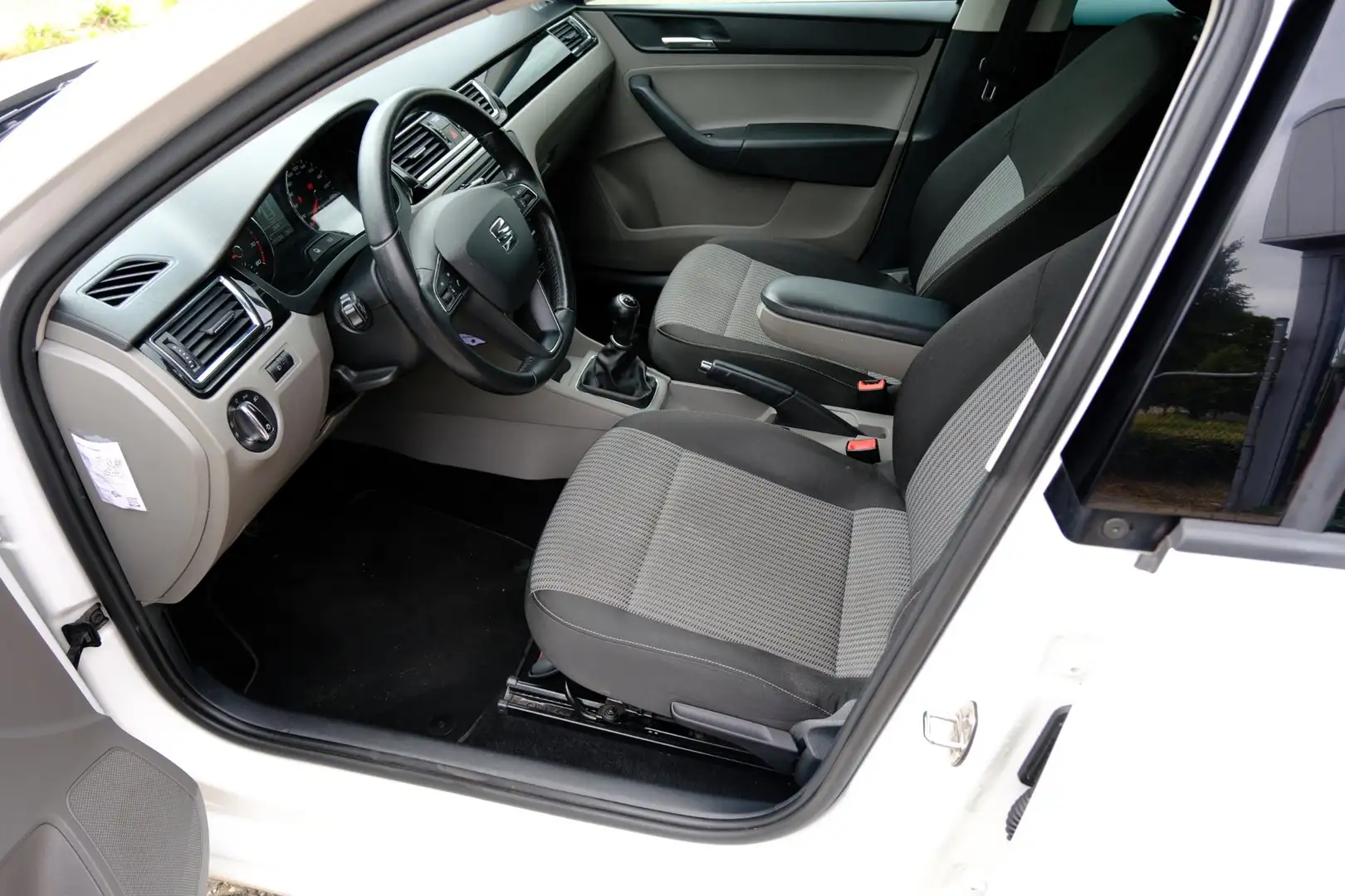 SEAT Toledo 1.2 TSI Businessline High Navi|1e Eig|Clima|LMV|DA Weiß - 2