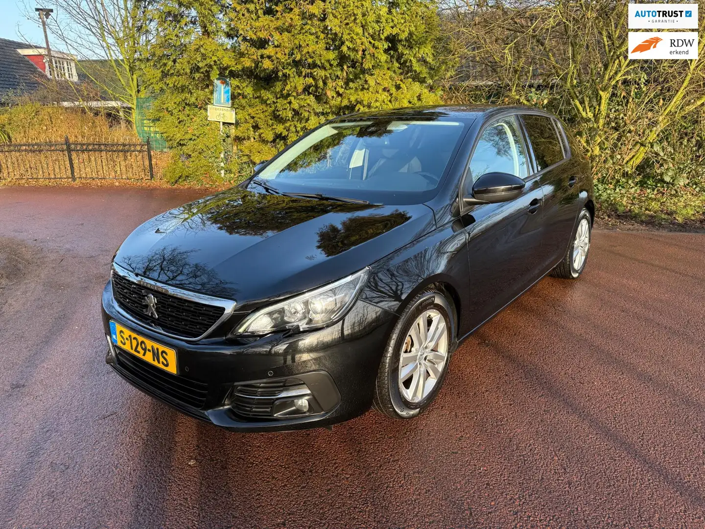 Peugeot 308 1.2 PureTech GT / Navi / Automat / PDC / Airco / B Schwarz - 1