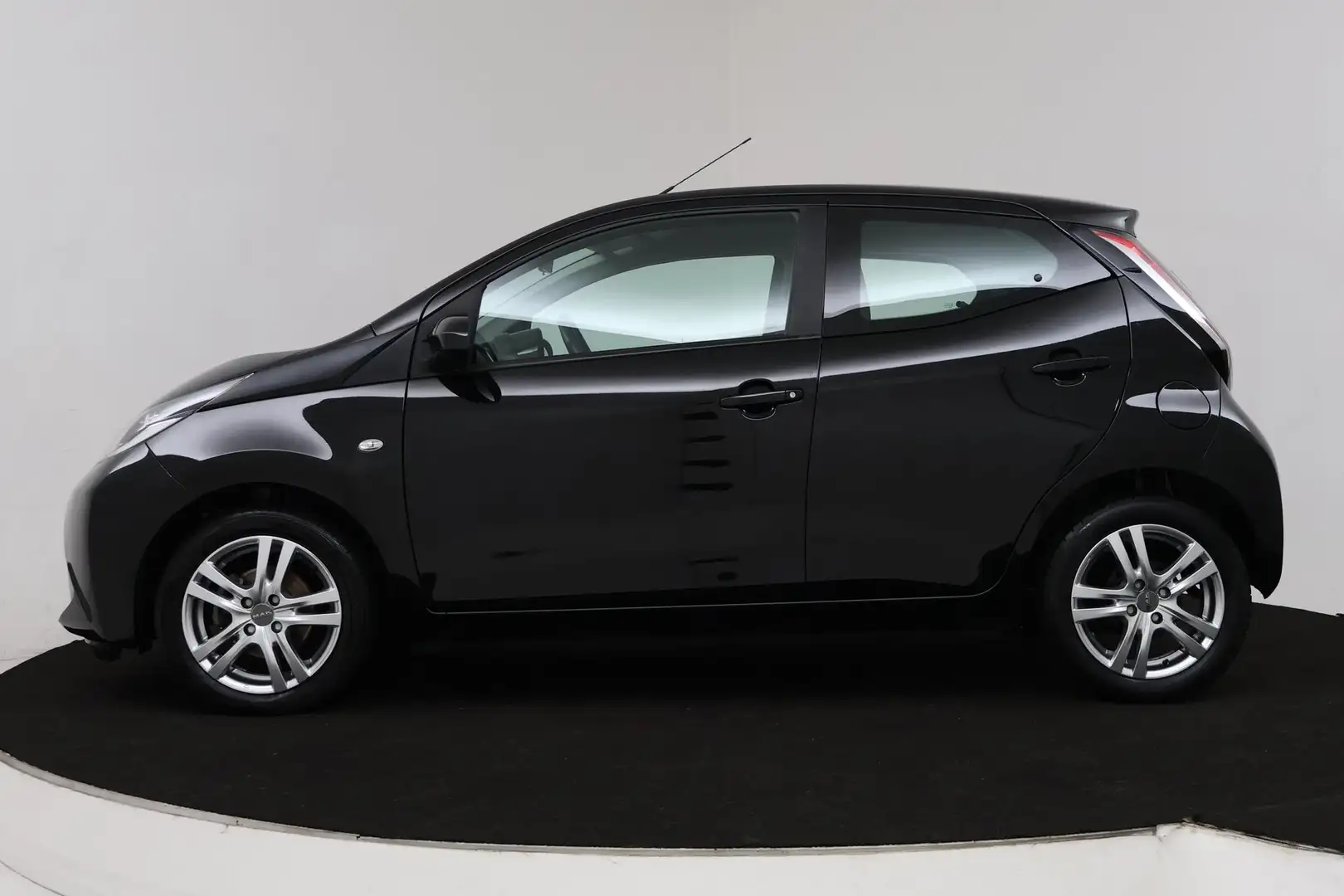 Toyota Aygo 1.0 VVT-i x-play (BLUETOOTH, ACHTERUITRIJCAMERA, A Zwart - 2