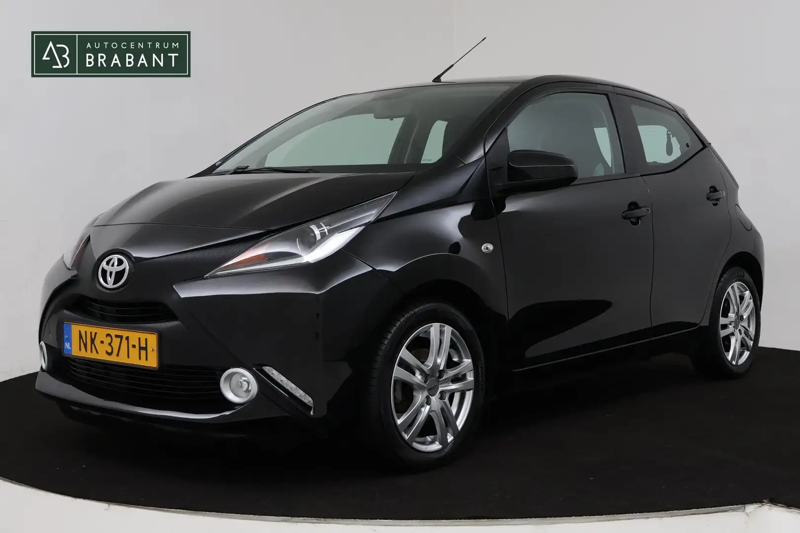 Toyota Aygo 1.0 VVT-i x-play (BLUETOOTH, ACHTERUITRIJCAMERA, A Zwart - 1
