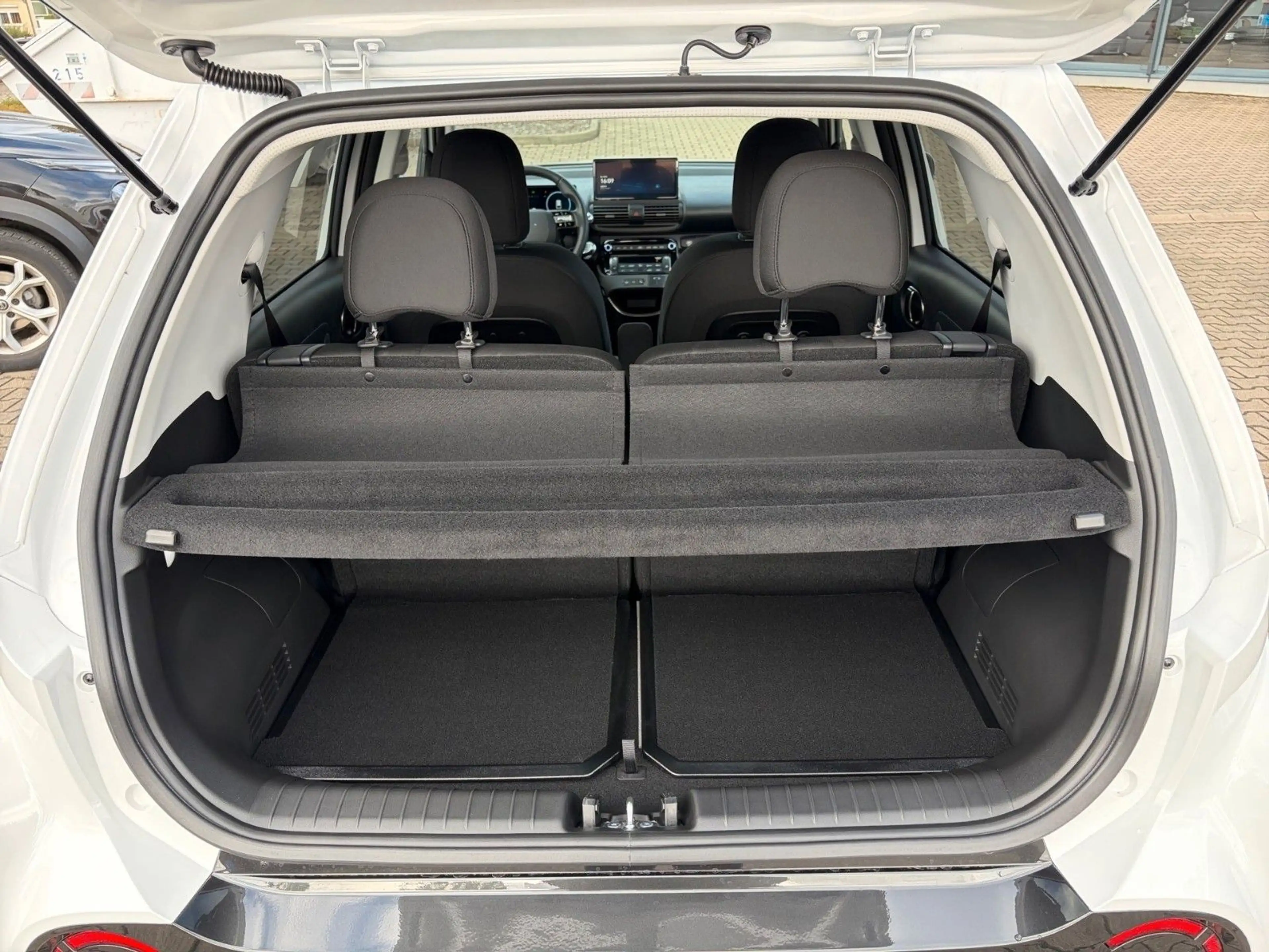 Hyundai Inster Prime 49 kWh V2L Glas-Dach Wärmepumpe — photo 8