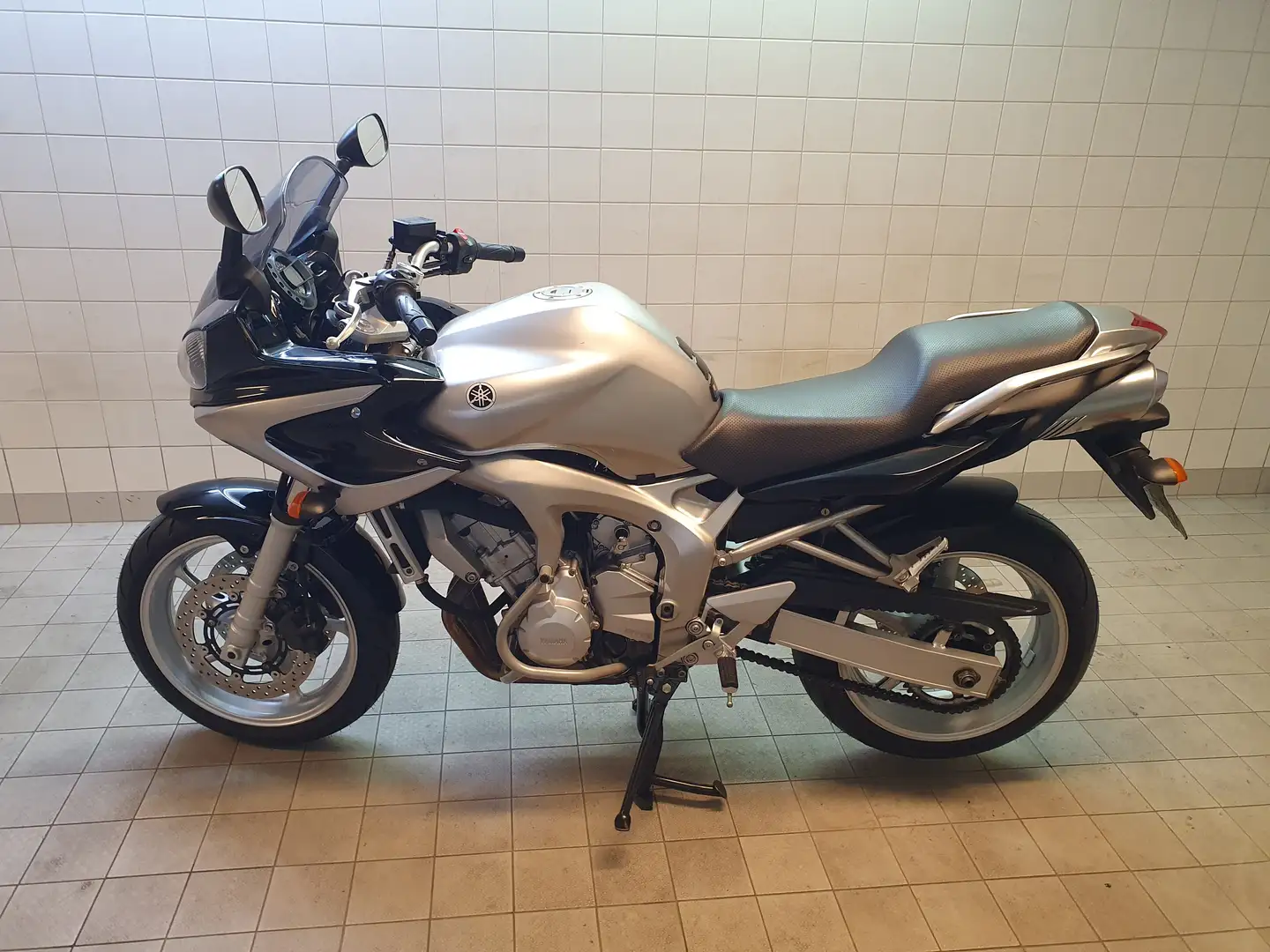 Yamaha FZS 600 Fazer RJ07 Plateado - 1