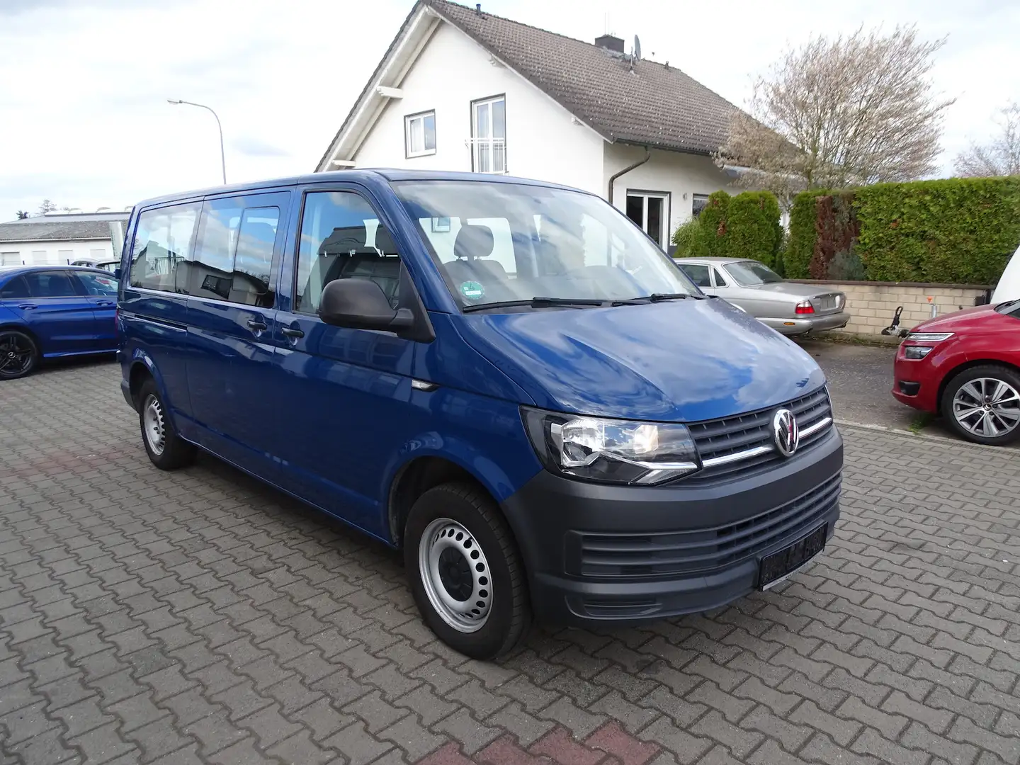 Volkswagen T6 Caravelle 2,0l TDI lang DSG, Navi, Klima, AHK, 9-Sitze Blau - 1