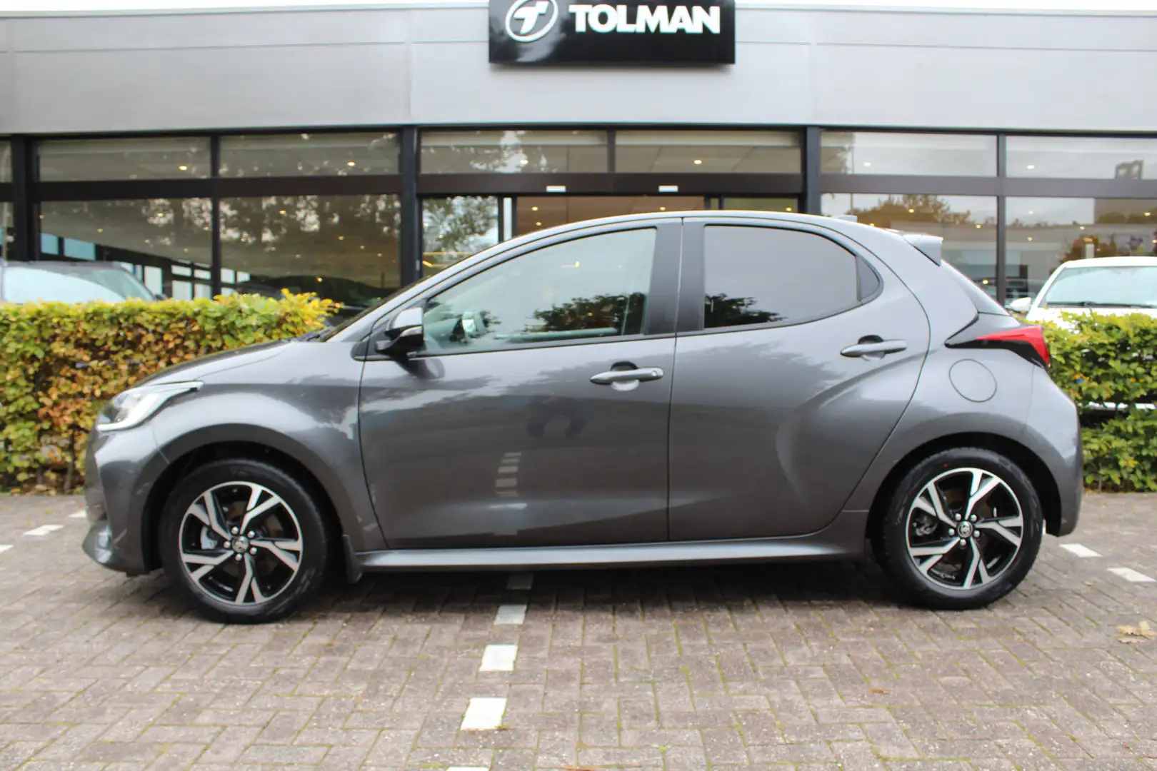 Toyota Yaris 1.5 Hybrid 115 First Edition Special | Rijklaar | Gris - 2