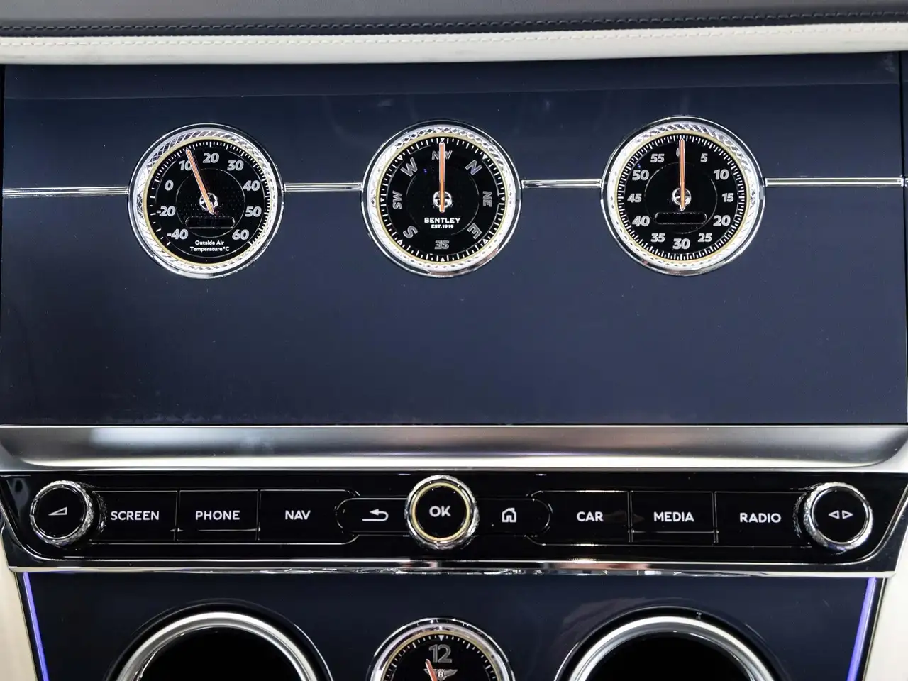 Bentley Continental 2025 — фото 15
