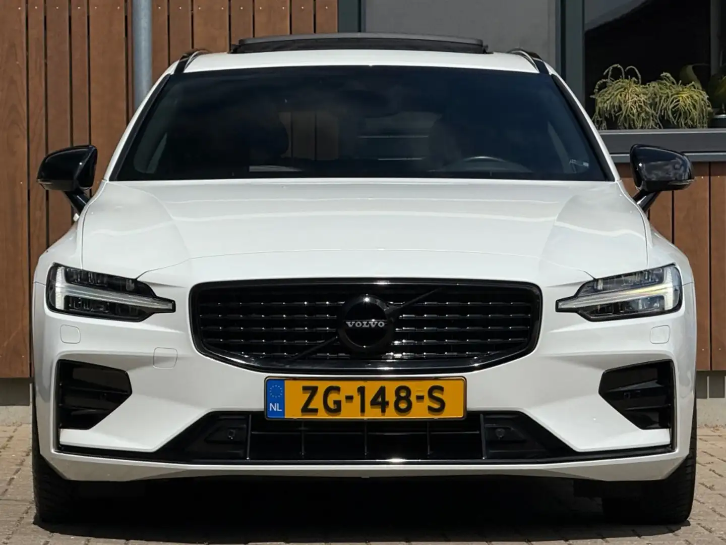 Volvo V60 2.0 T5 R-DESIGN Pano HUD N.A.P. Leder Wit - 2