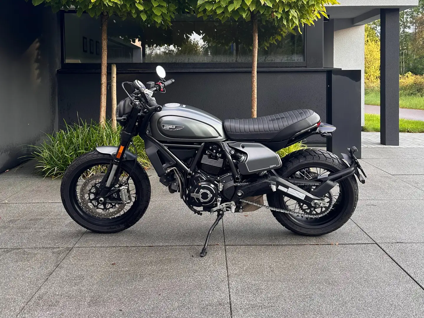 Ducati Scrambler 800 Nightshift Šedá - 1
