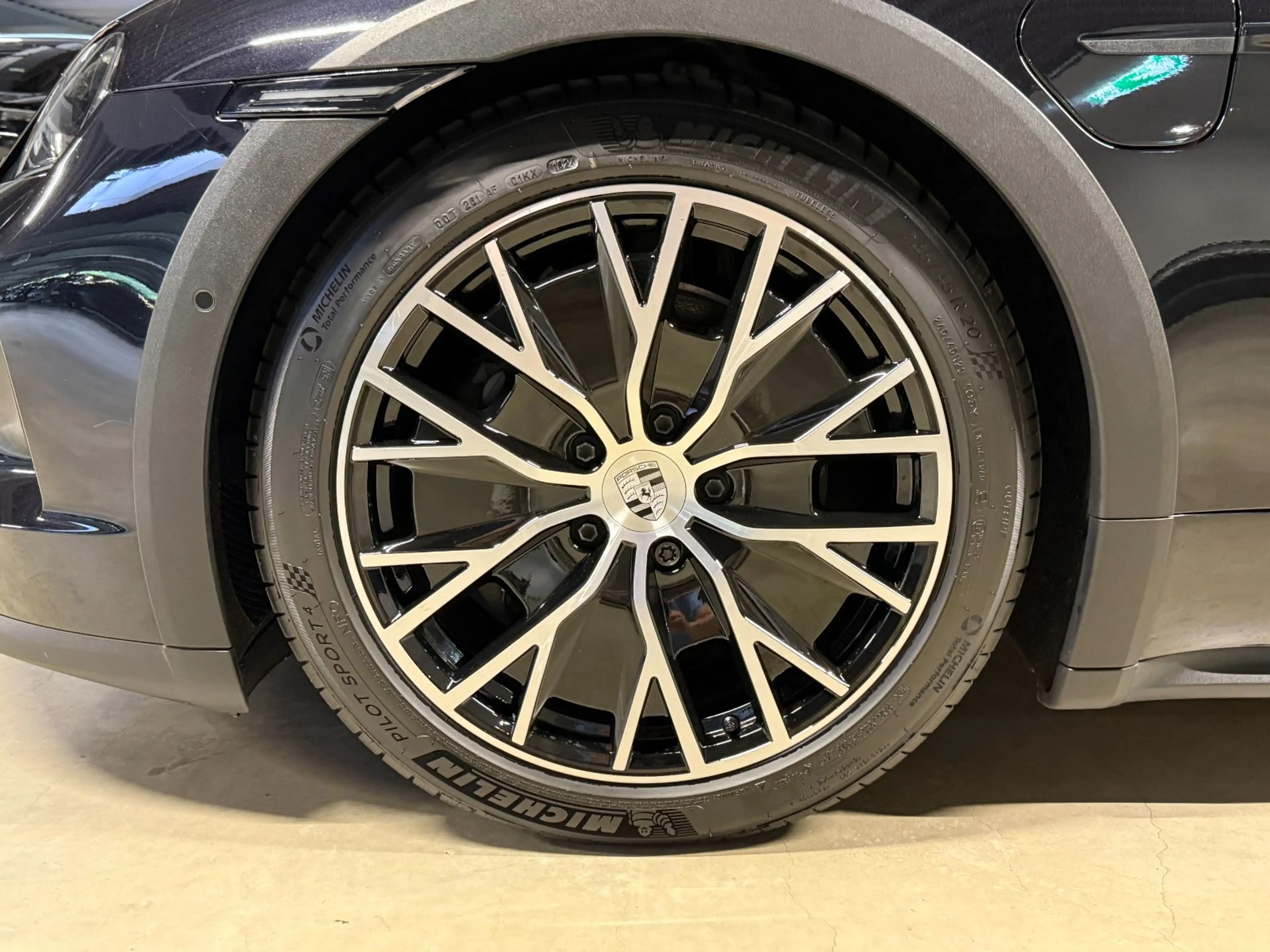 Porsche Taycan 4 Cross Turismo | BOSE | Surround View | — photo 10