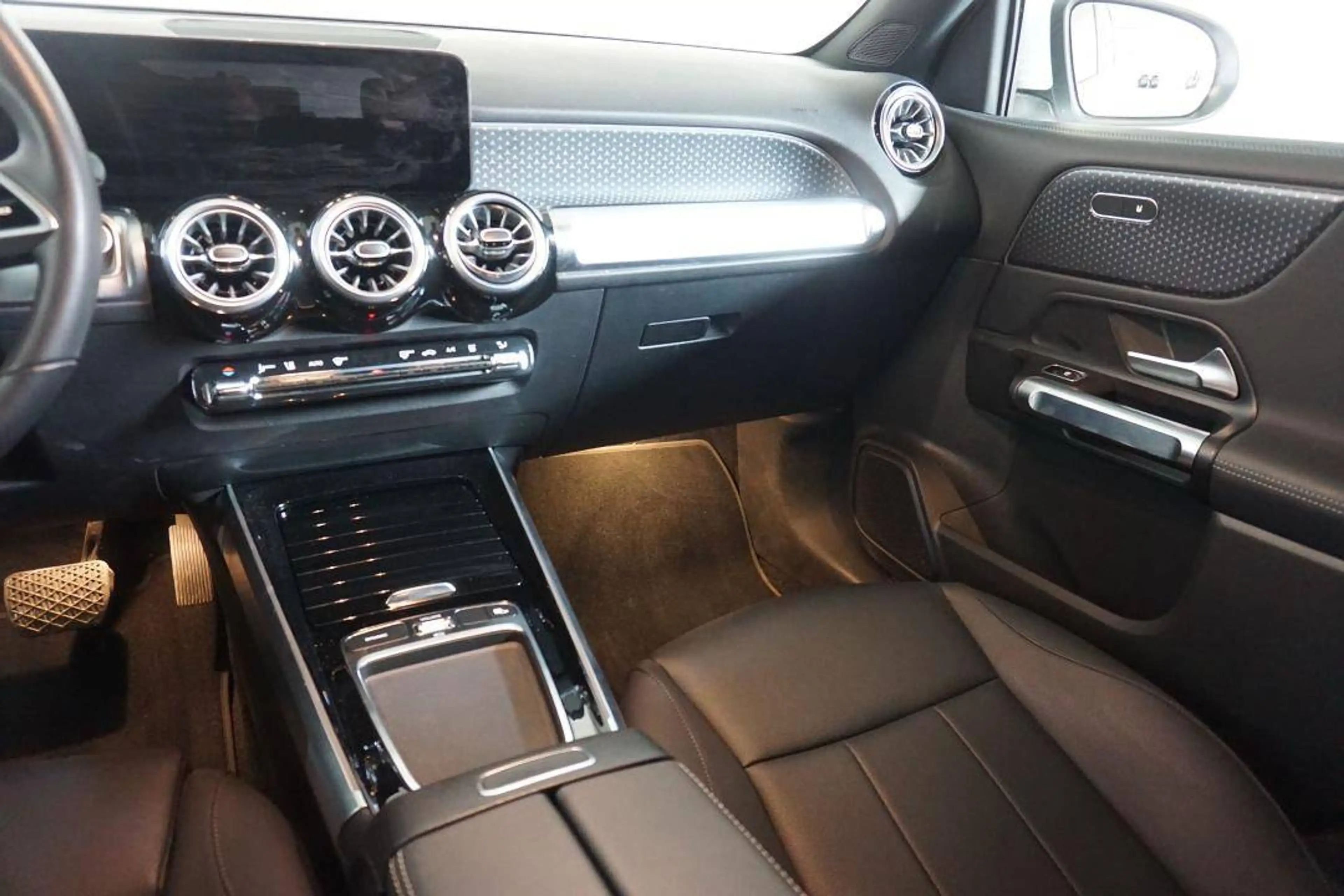 Mercedes-Benz EQB 250 plus — photo 6