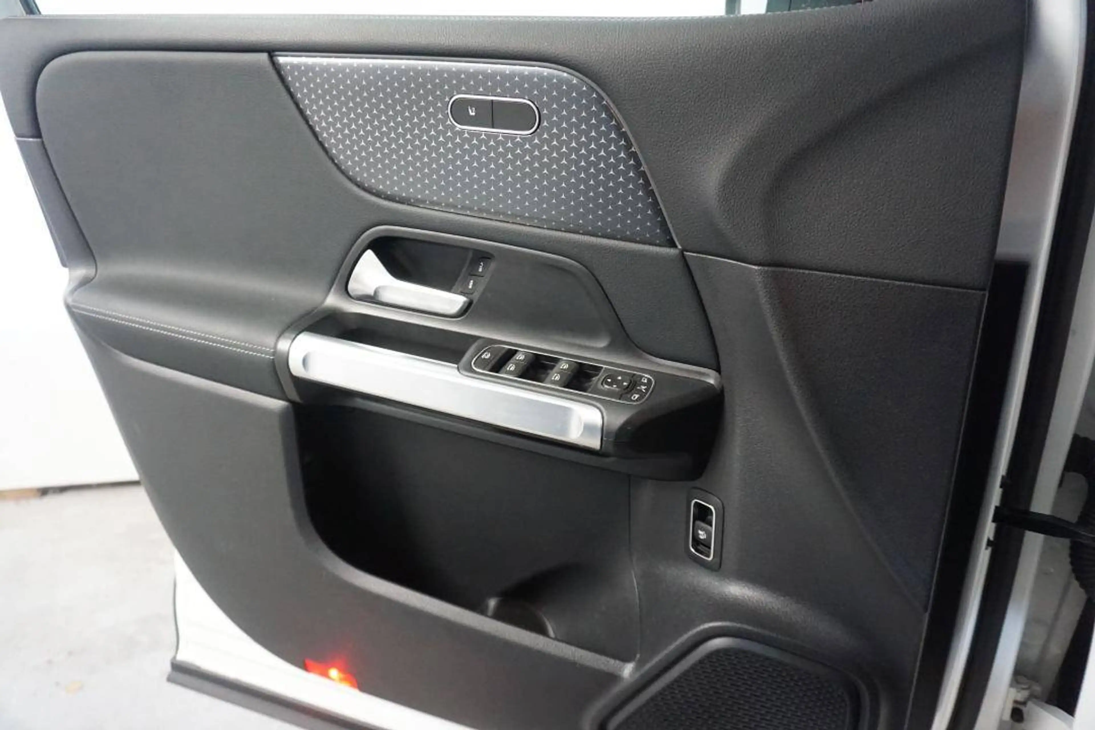 Mercedes-Benz EQB 250 plus — photo 9