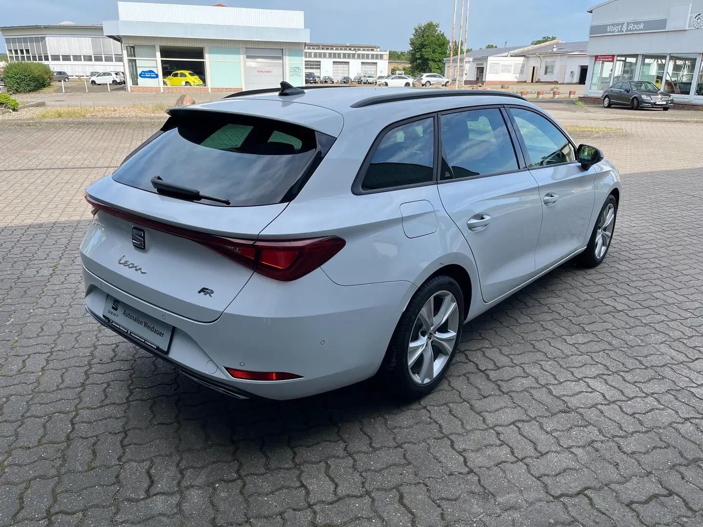 SEAT Leon FR  *Navi,FullLink, elekt.Heckkla.* Weiß - 2