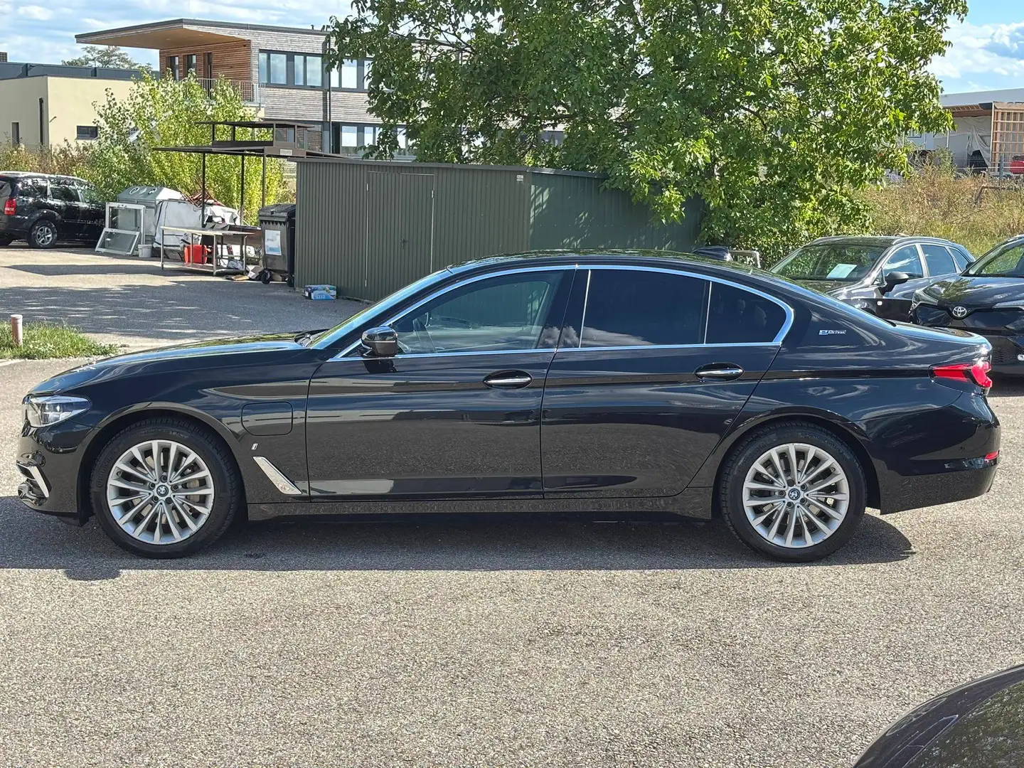 BMW 530 530 e PHEV iPerformance Luxury Line *LED/HUD/SHZ/NAVI* Schwarz - 2