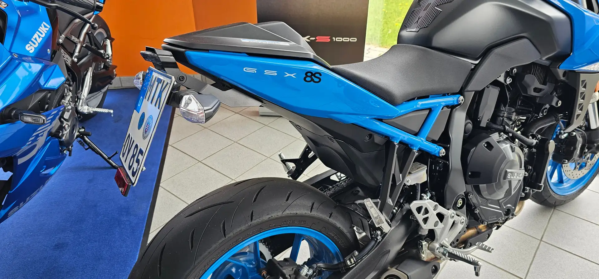 Suzuki GSX 8S Kurzes Heck und Scheibe Kék - 2