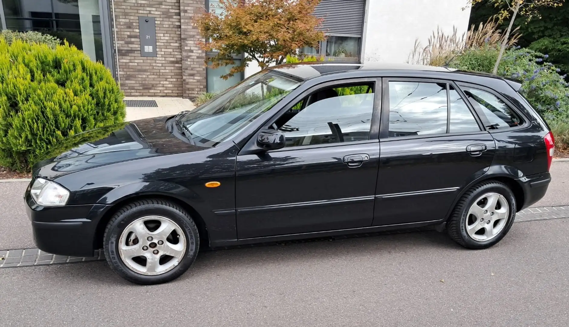 Mazda 323 Automatik Schwarz - 1