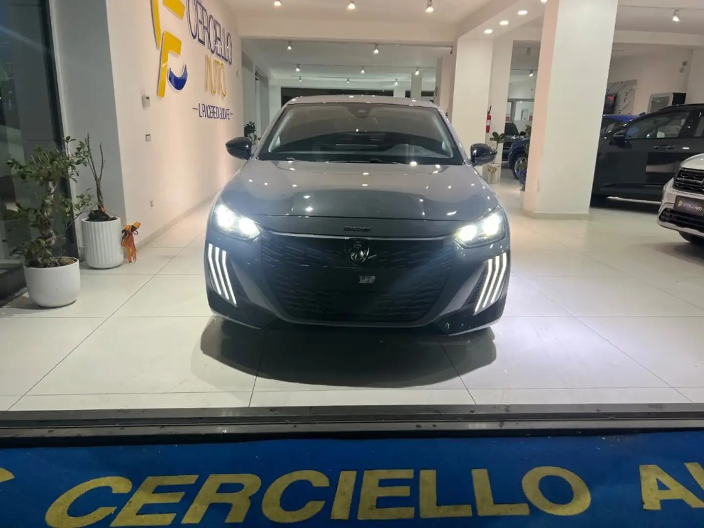 Peugeot 208 Hybrid 100 e-DCS6 Allure tua da €199,00 mensili Grau - 1