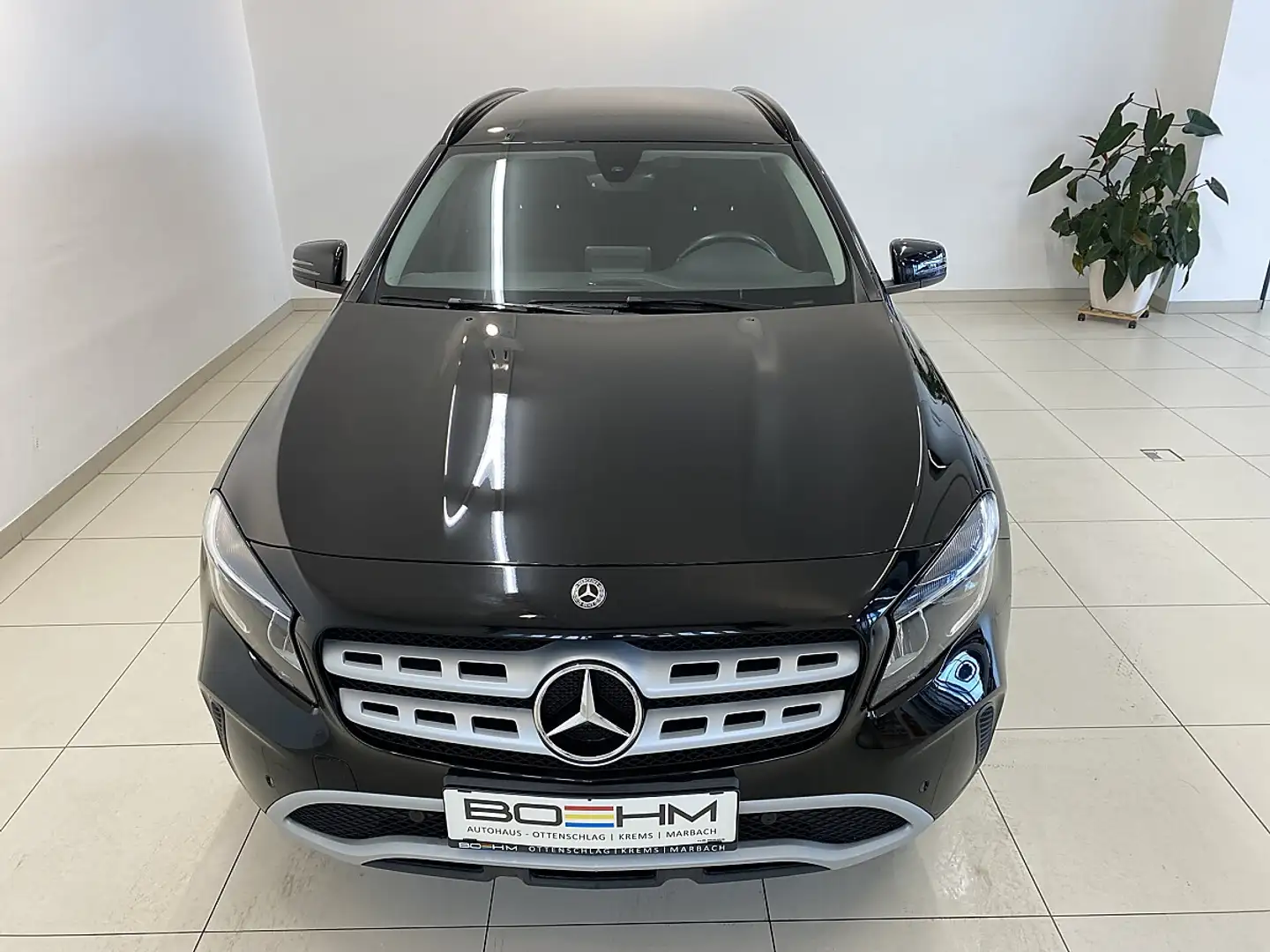 Mercedes-Benz GLA 180 Schwarz - 2