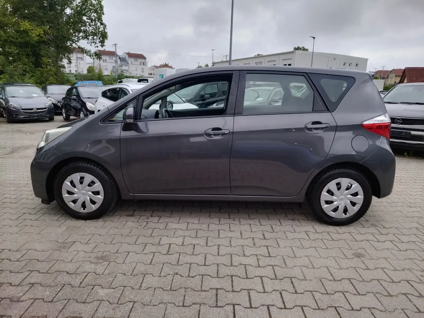 Toyota Verso-S Life+TÜV/NEU+GARANTIE+KLIMA+CAM+NAVI Szürke - 2