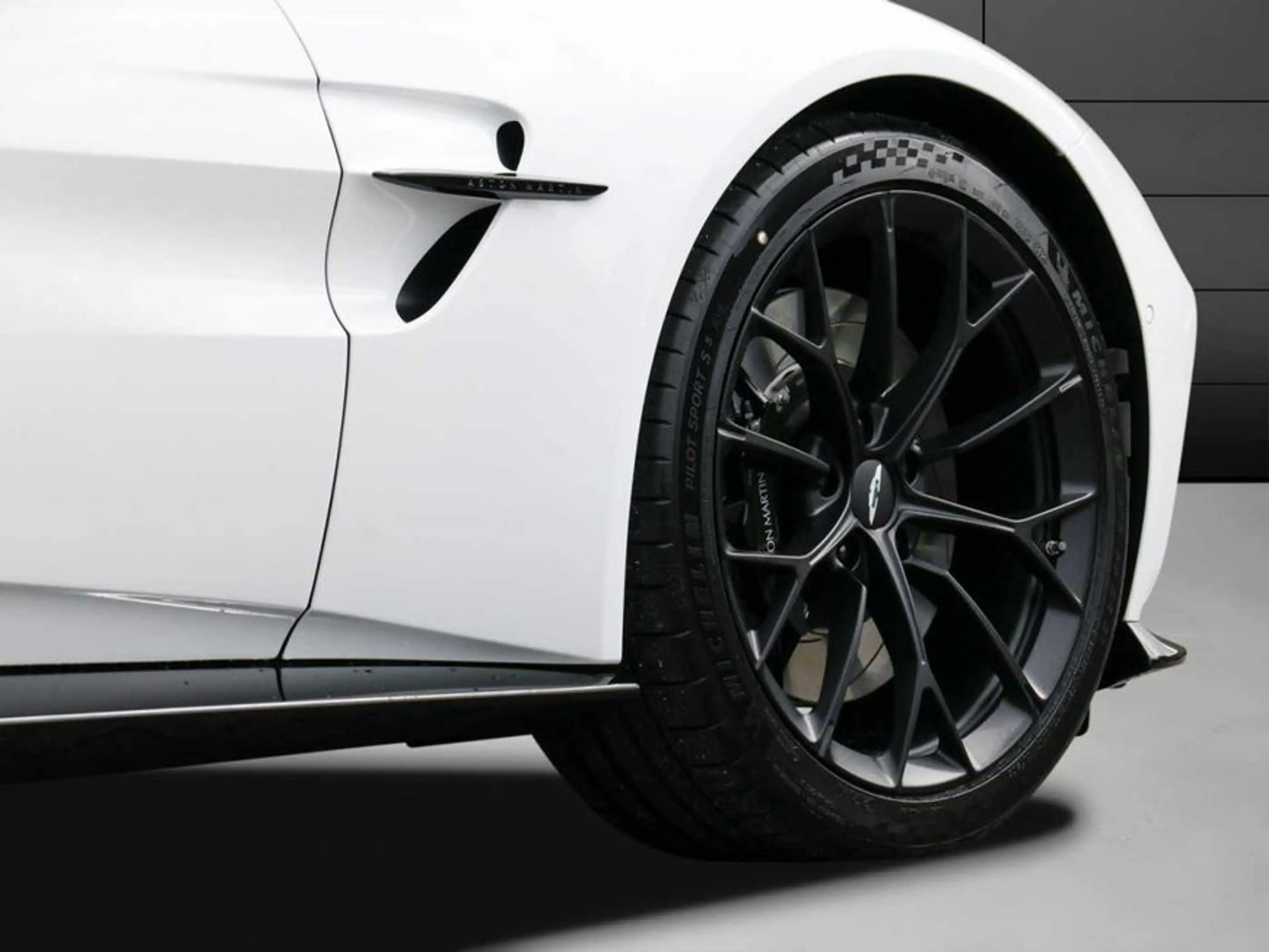 Aston Martin V8 Coupe — photo 13