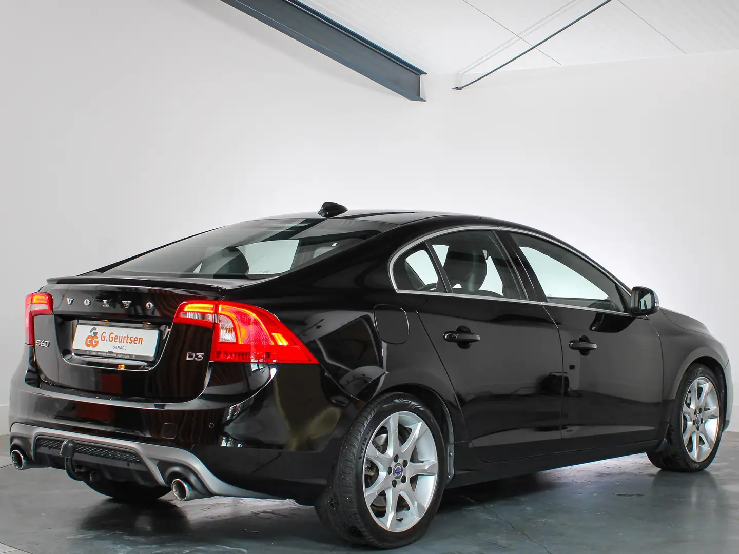 Volvo S60 2.0 D3 Nordic+ R-design, Trekhaak, Leder/Alcantara Zwart - 2