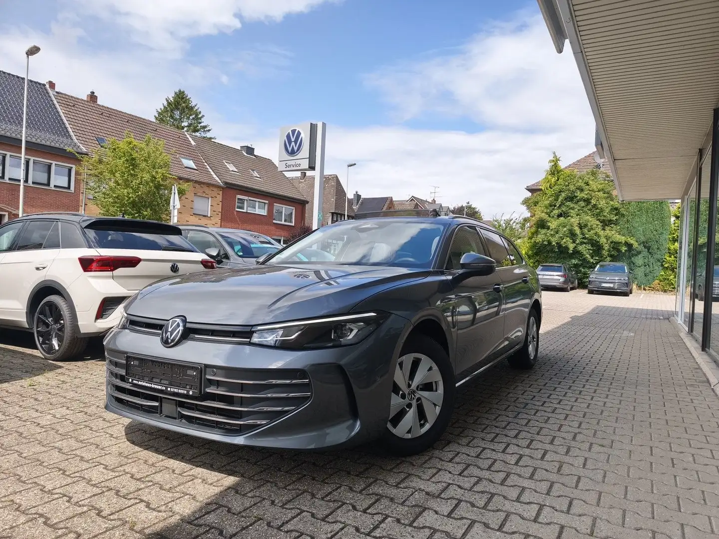 Volkswagen Passat Variant 1.5 eTSI Business PANO,NAV,KAM,AHK Gris - 1