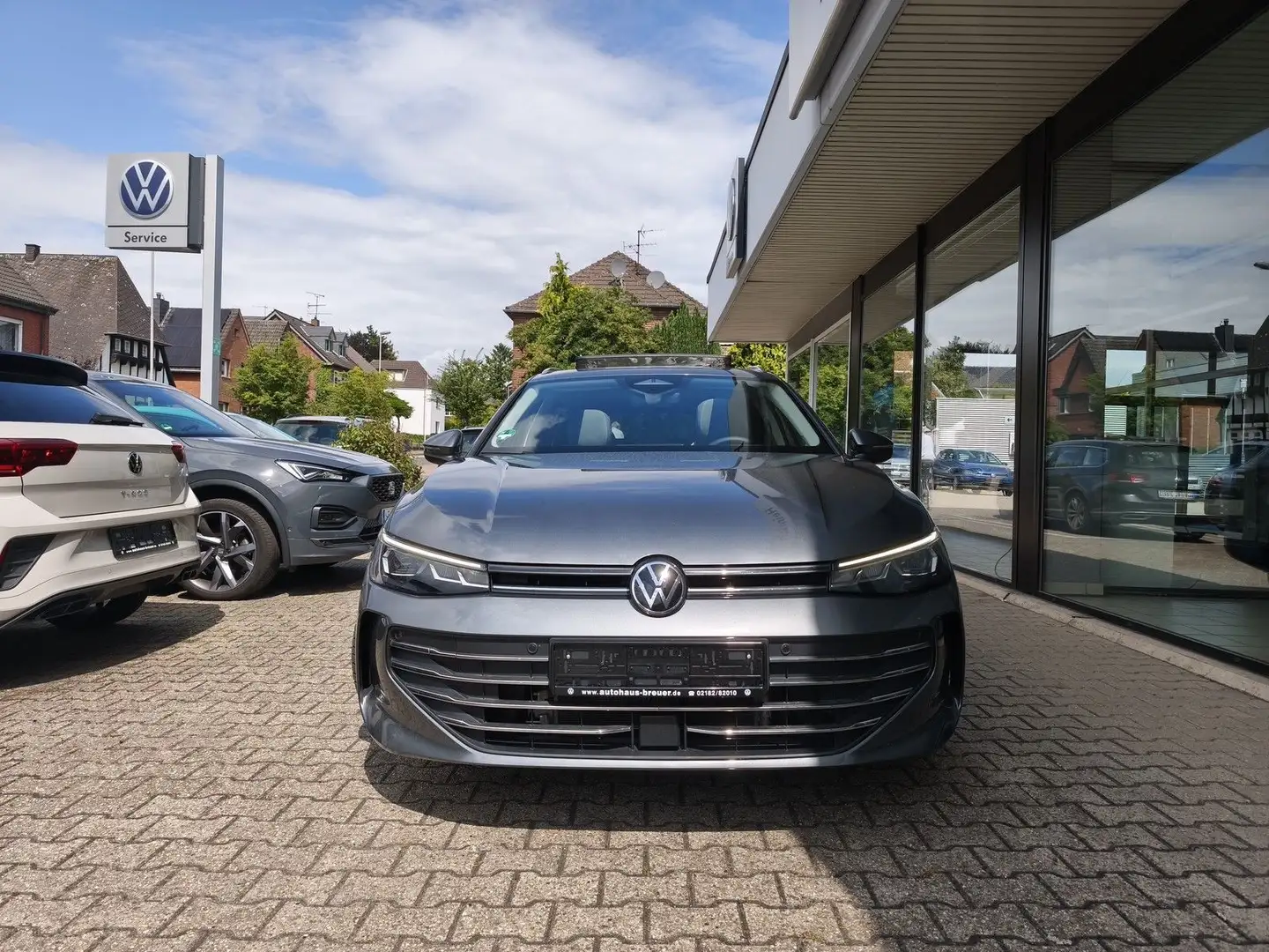Volkswagen Passat Variant 1.5 eTSI Business PANO,NAV,KAM,AHK Gris - 2