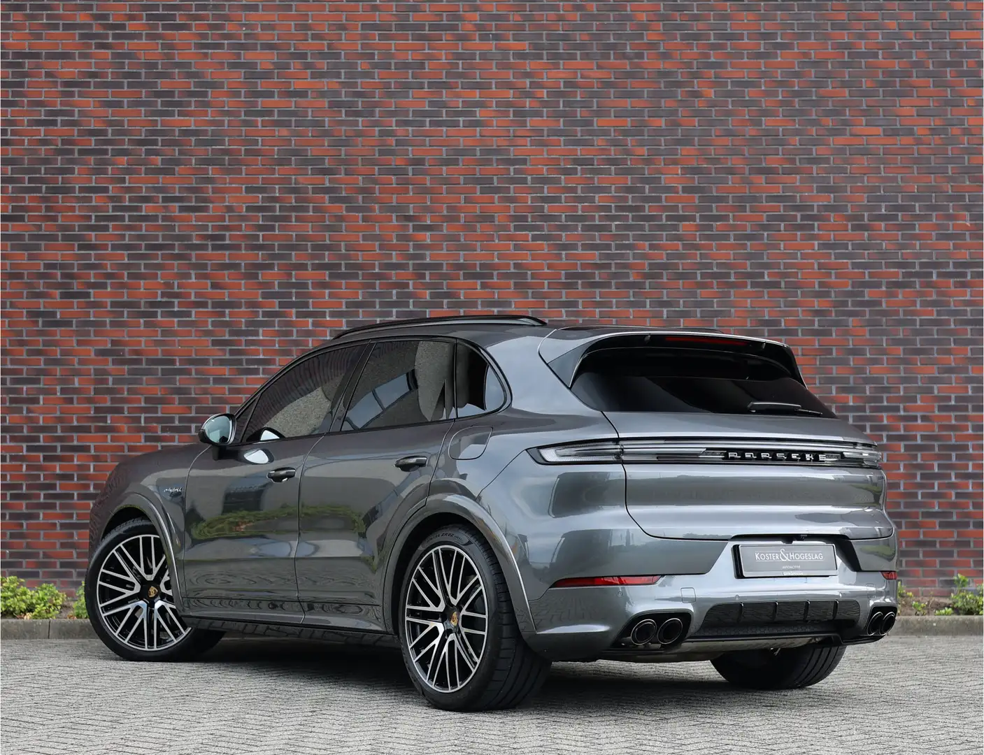 Porsche Cayenne E-Hybrid | Sport Chrono - Pano - Trekhaak Silber - 2