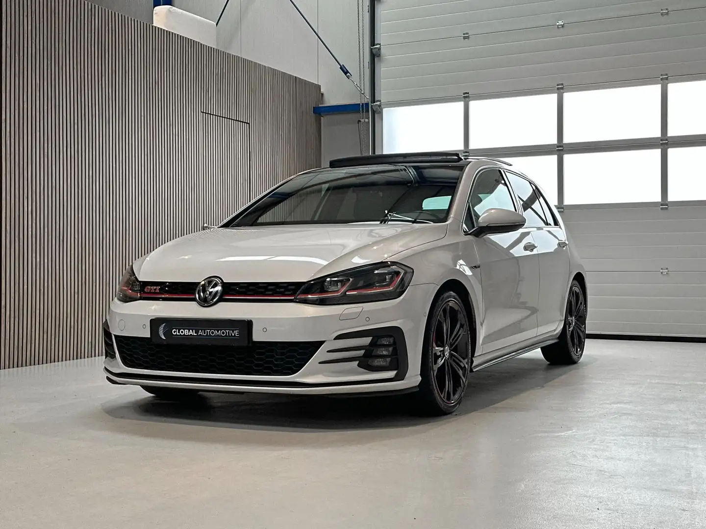 Volkswagen Golf GTI 2.0 TSI Performance - 245PK - SCHUIFDAK - STANDKAC Wit - 1