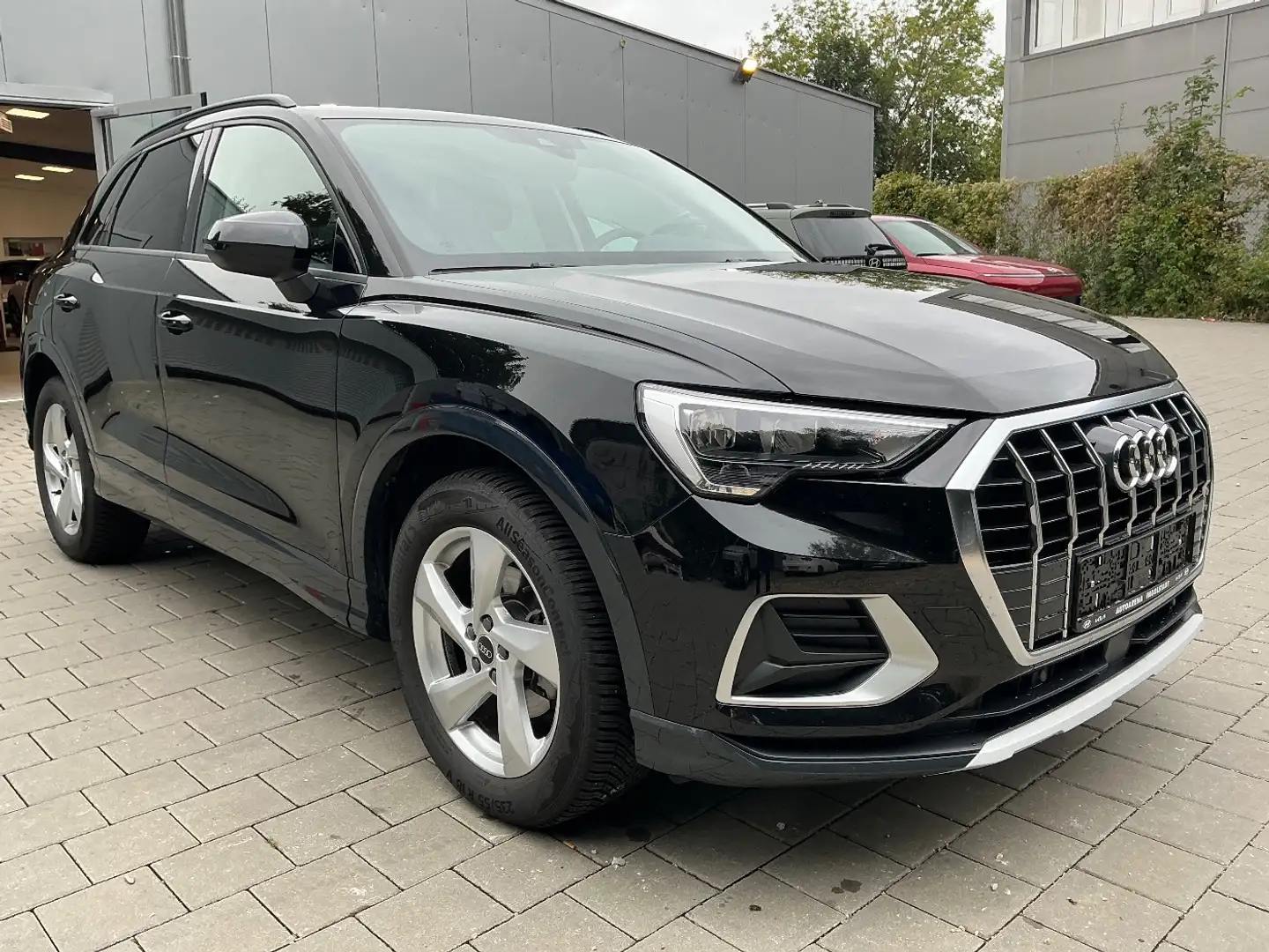 Audi Q3 35 1.5 TFSI Pano+Komfortpaket+Allwetterreifen Zwart - 2