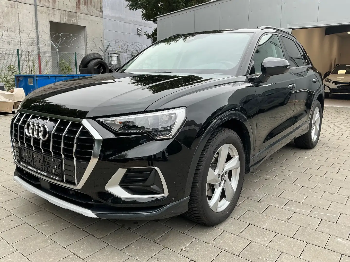 Audi Q3 35 1.5 TFSI Pano+Komfortpaket+Allwetterreifen Zwart - 1