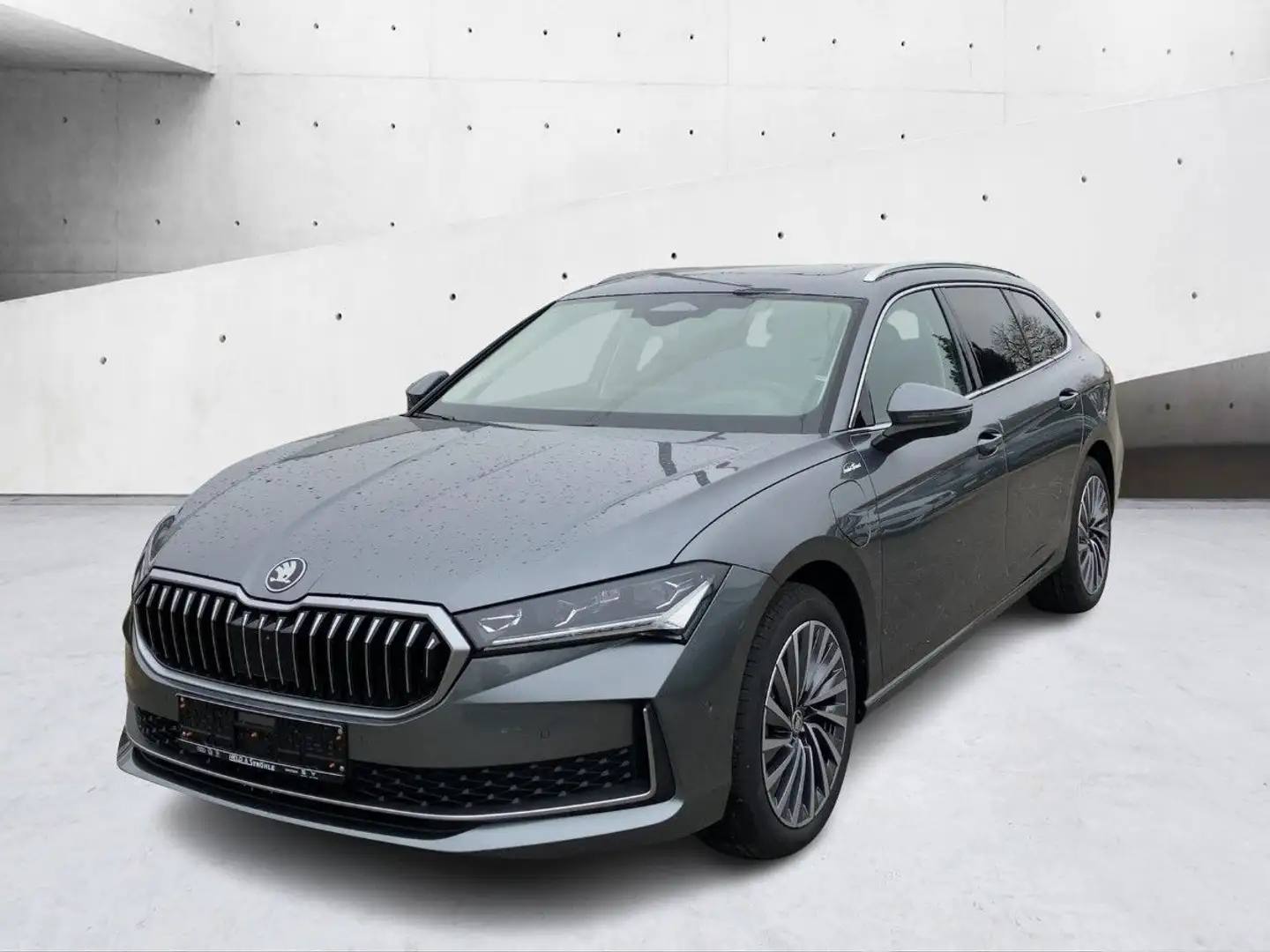 Skoda Superb Combi L&K 1.5 TSI iV DSG AHK PANO LEDER Grau - 2