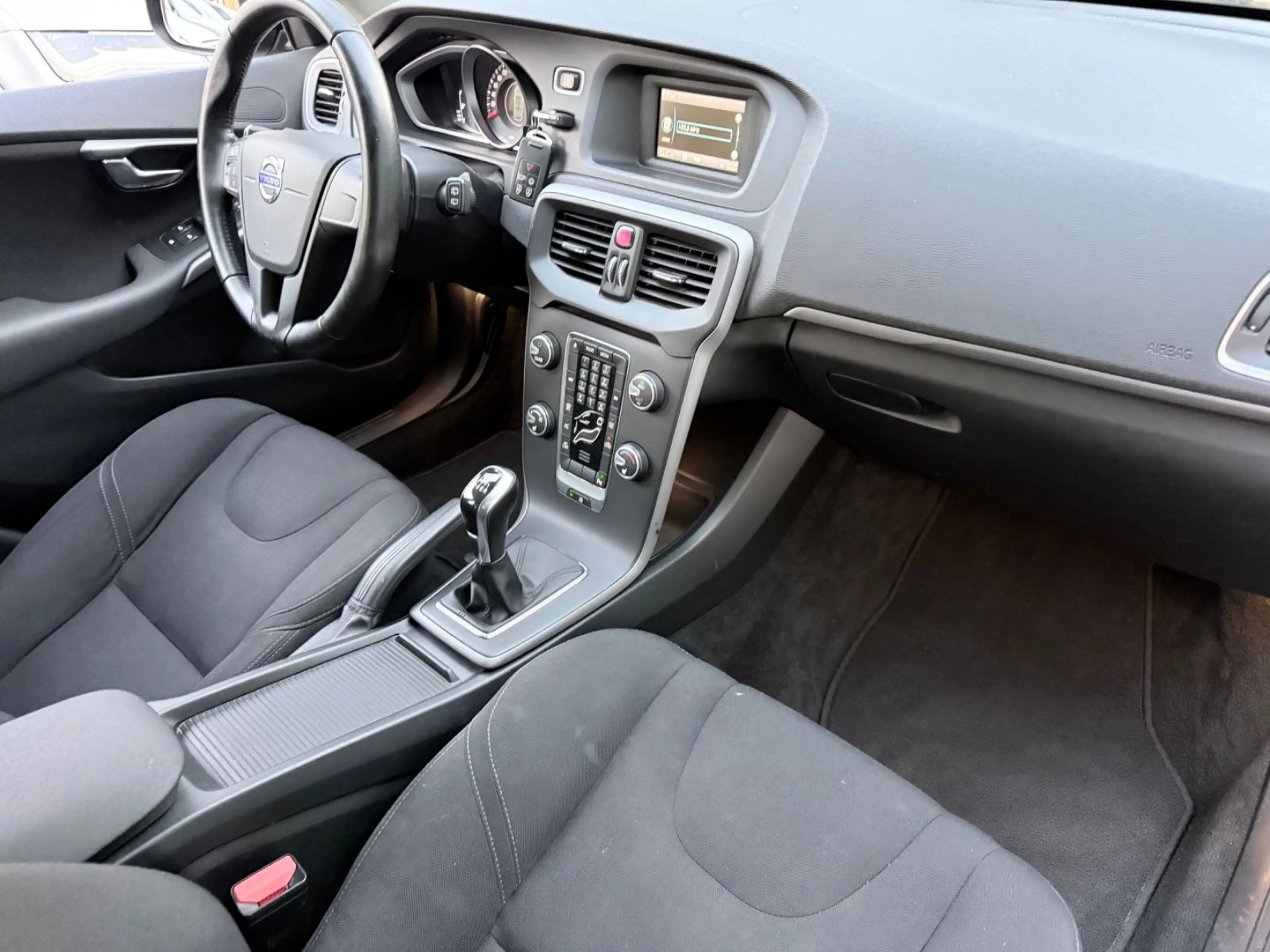 Volvo V40 Kinetic — photo 15
