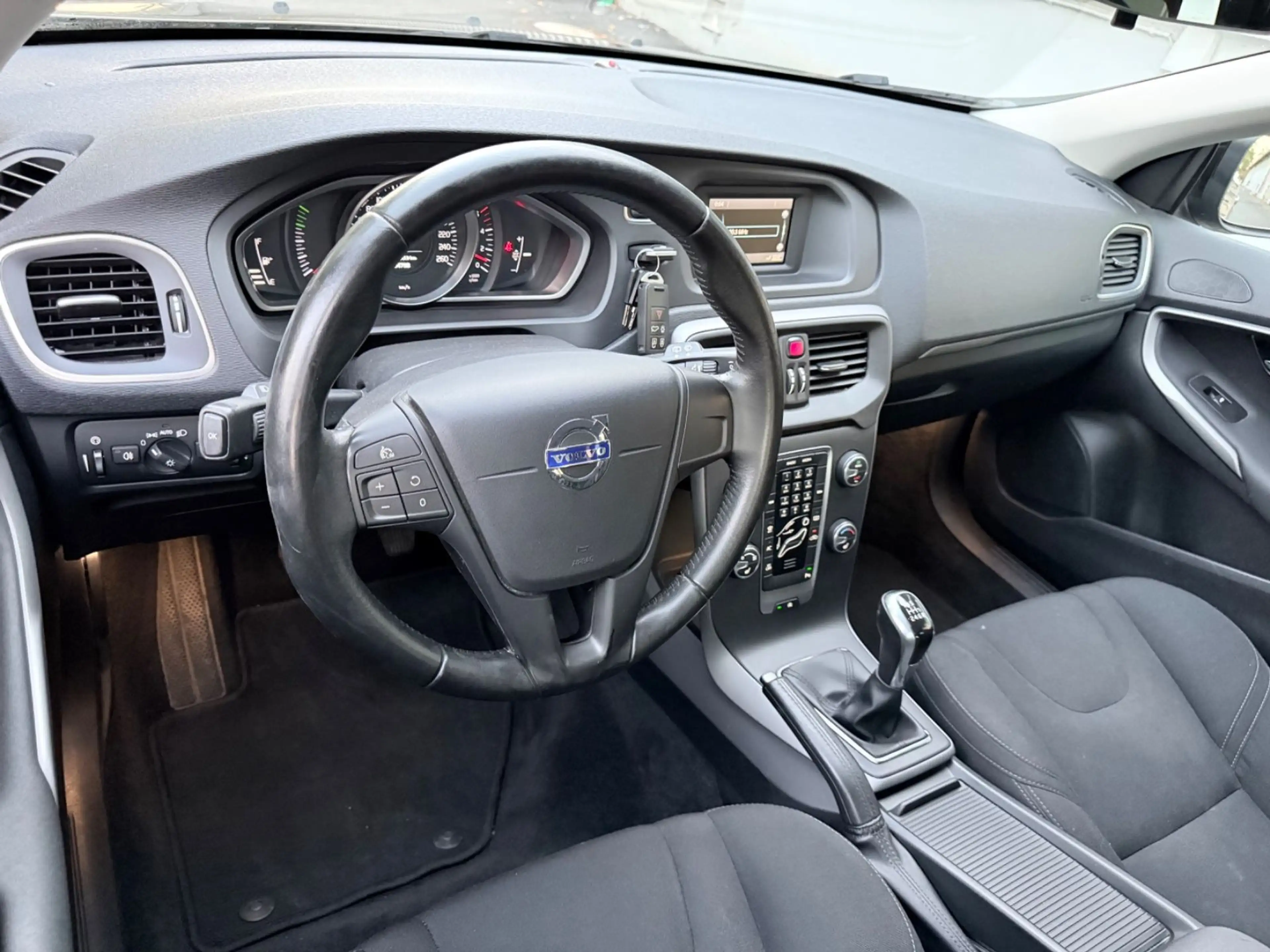 Volvo V40 Kinetic — photo 14