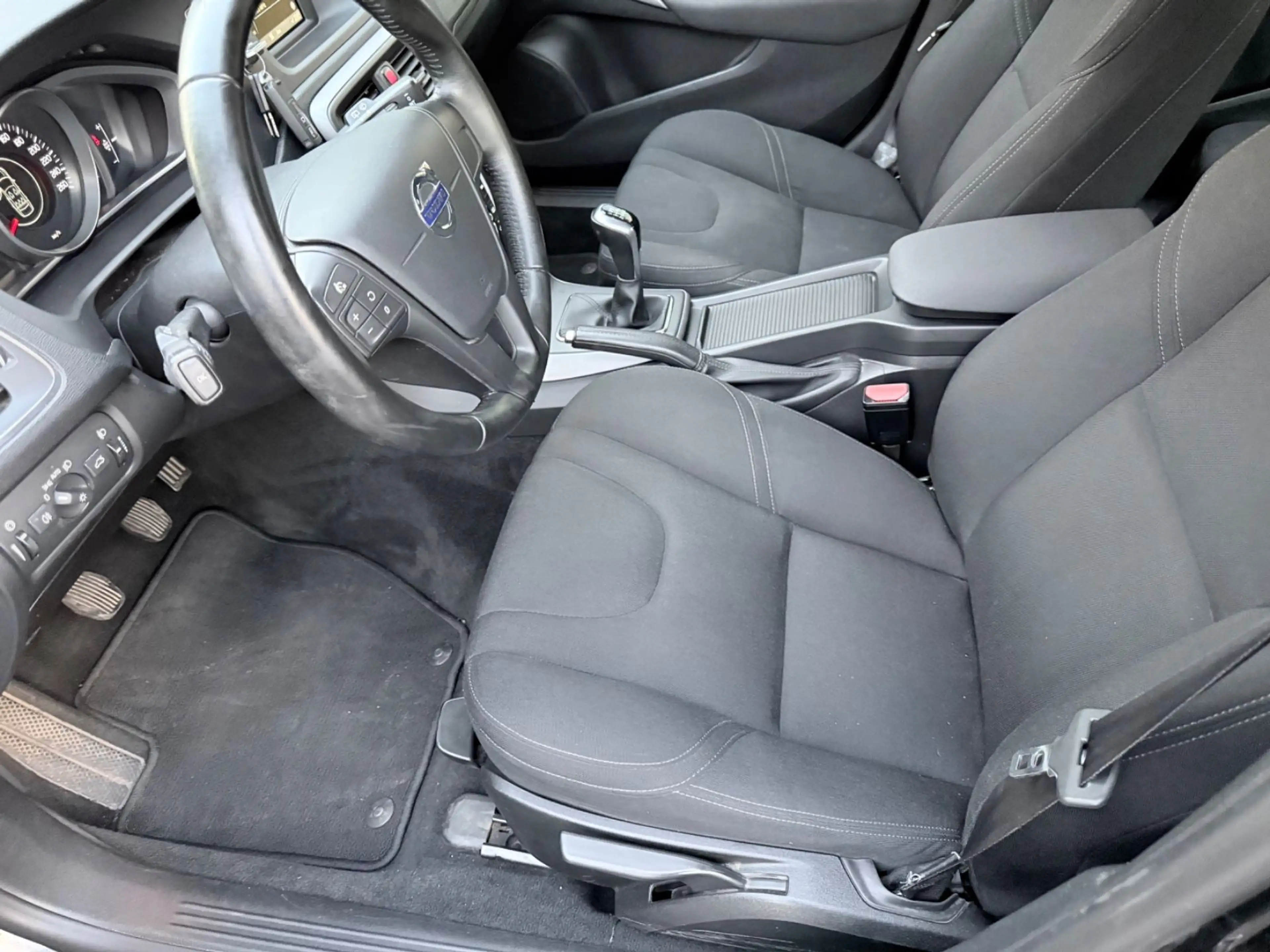 Volvo V40 Kinetic — photo 13