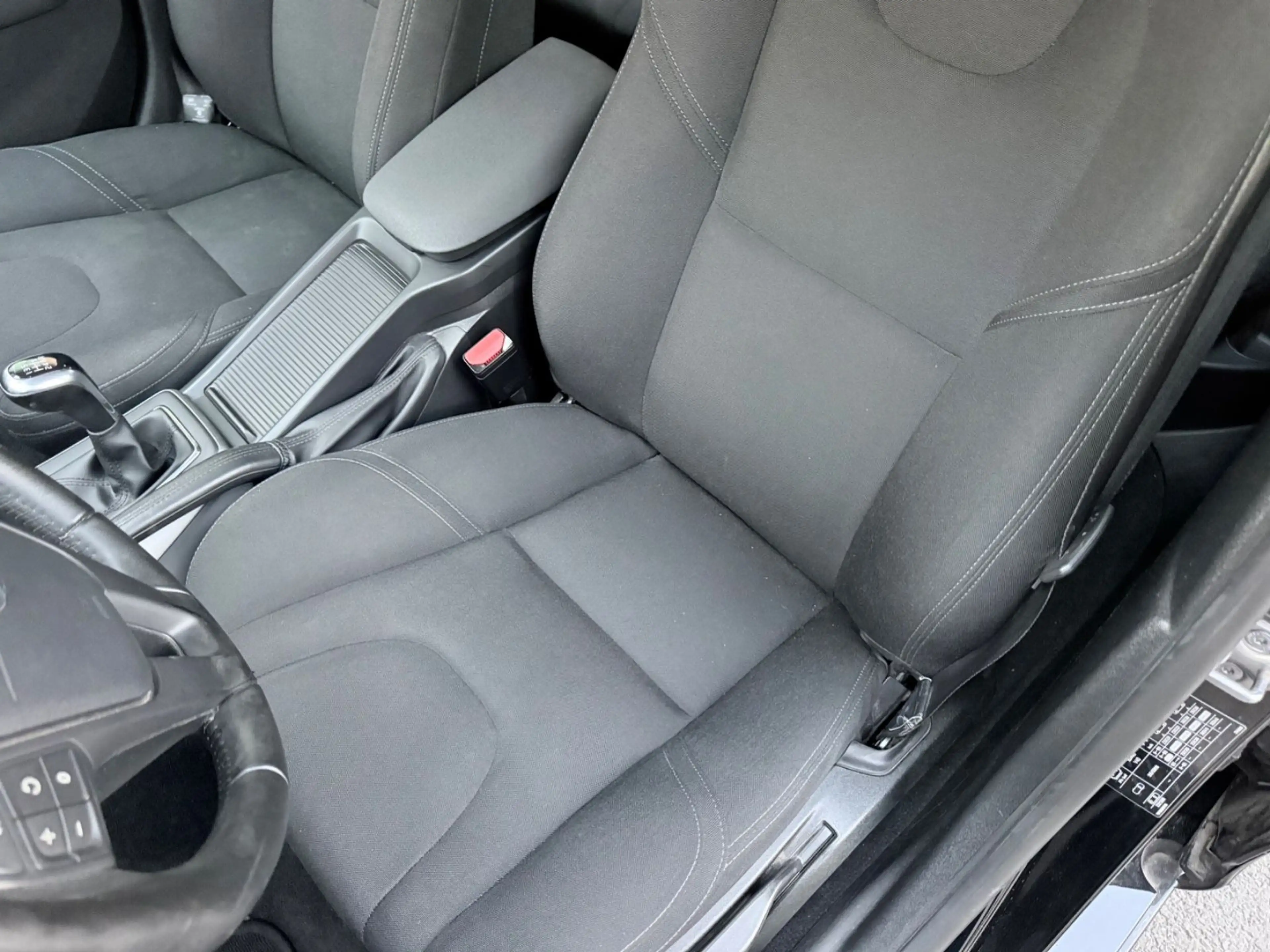 Volvo V40 Kinetic — photo 12