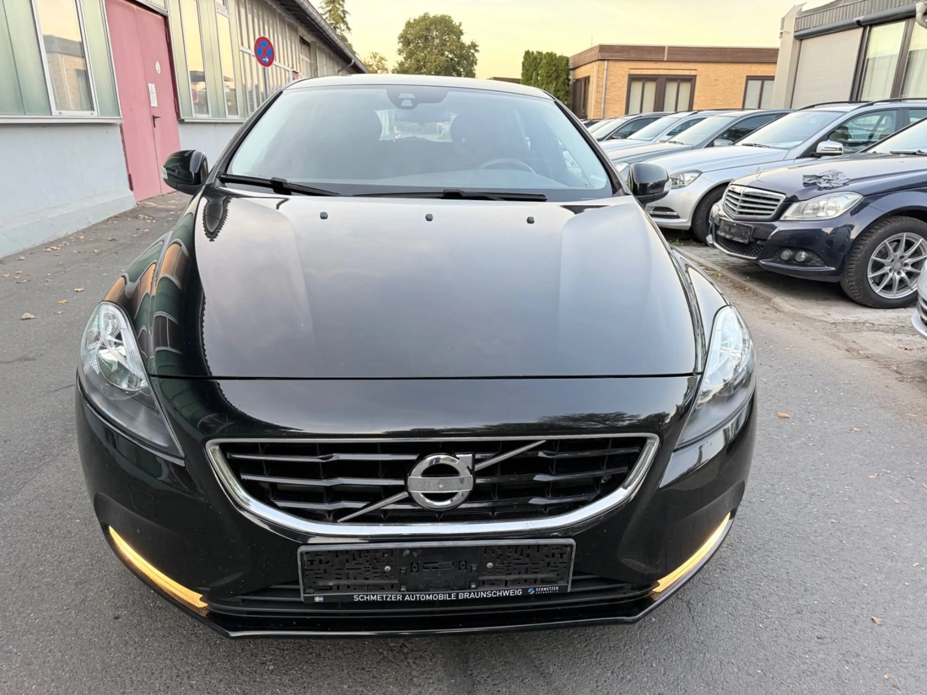 Volvo V40 Kinetic — photo 2