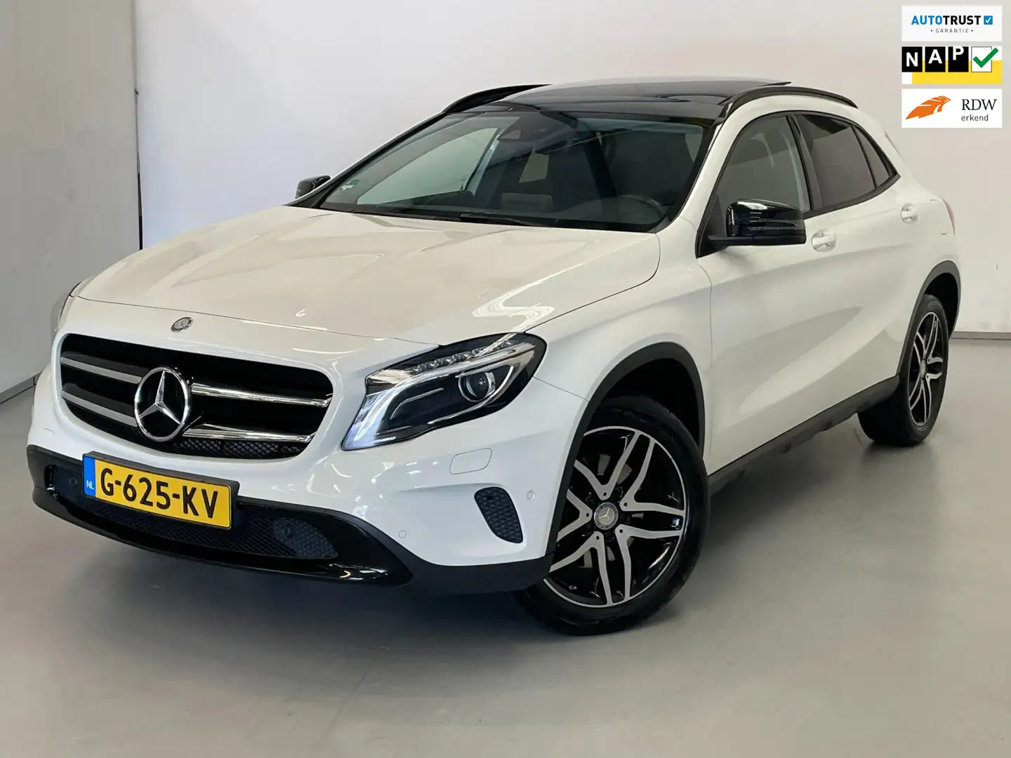 Mercedes-Benz GLA 250 4Matic / Offroad / Night / Pano / Trekhaak Weiß - 1