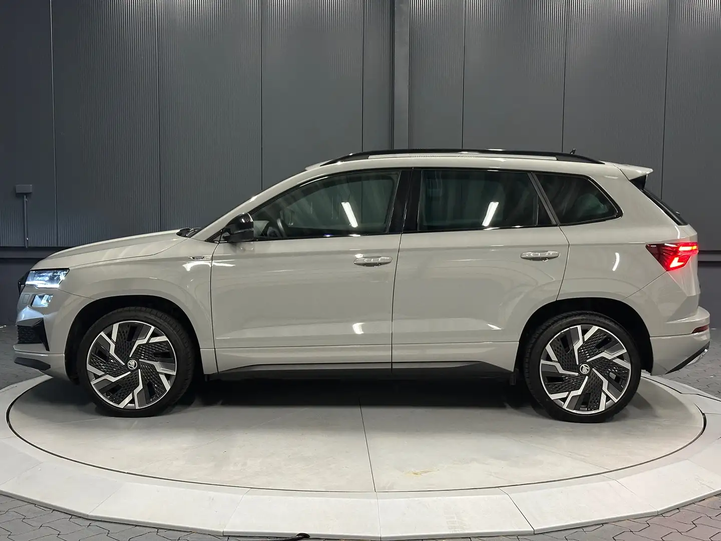 Skoda Karoq 1.5 TSI DSG Sportline*19Zoll*Sportsitze*KAMERA*ACC Серый - 2
