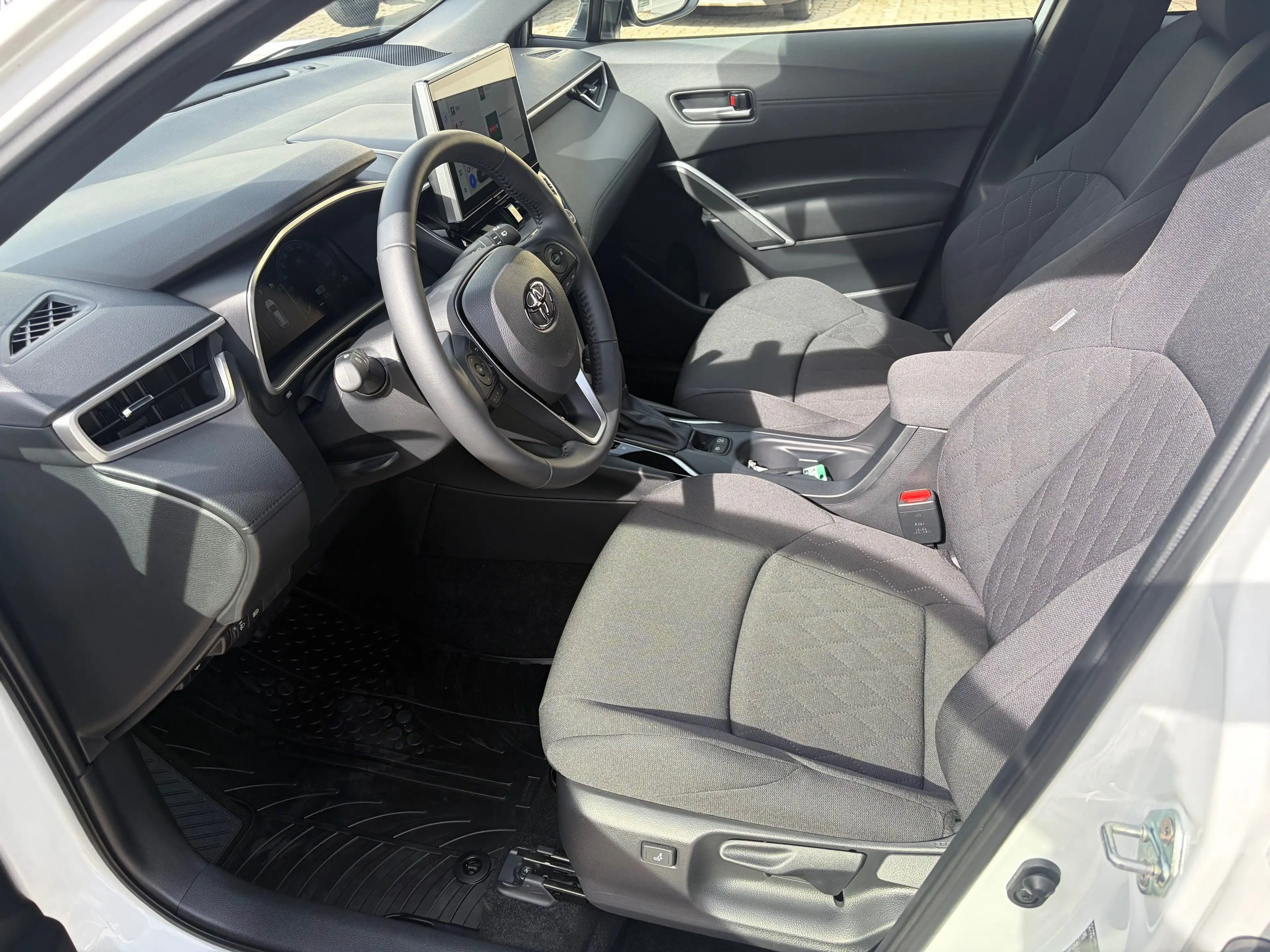 Toyota Corolla Cross 1,8 Hybrid FWD Active Drive — photo 11