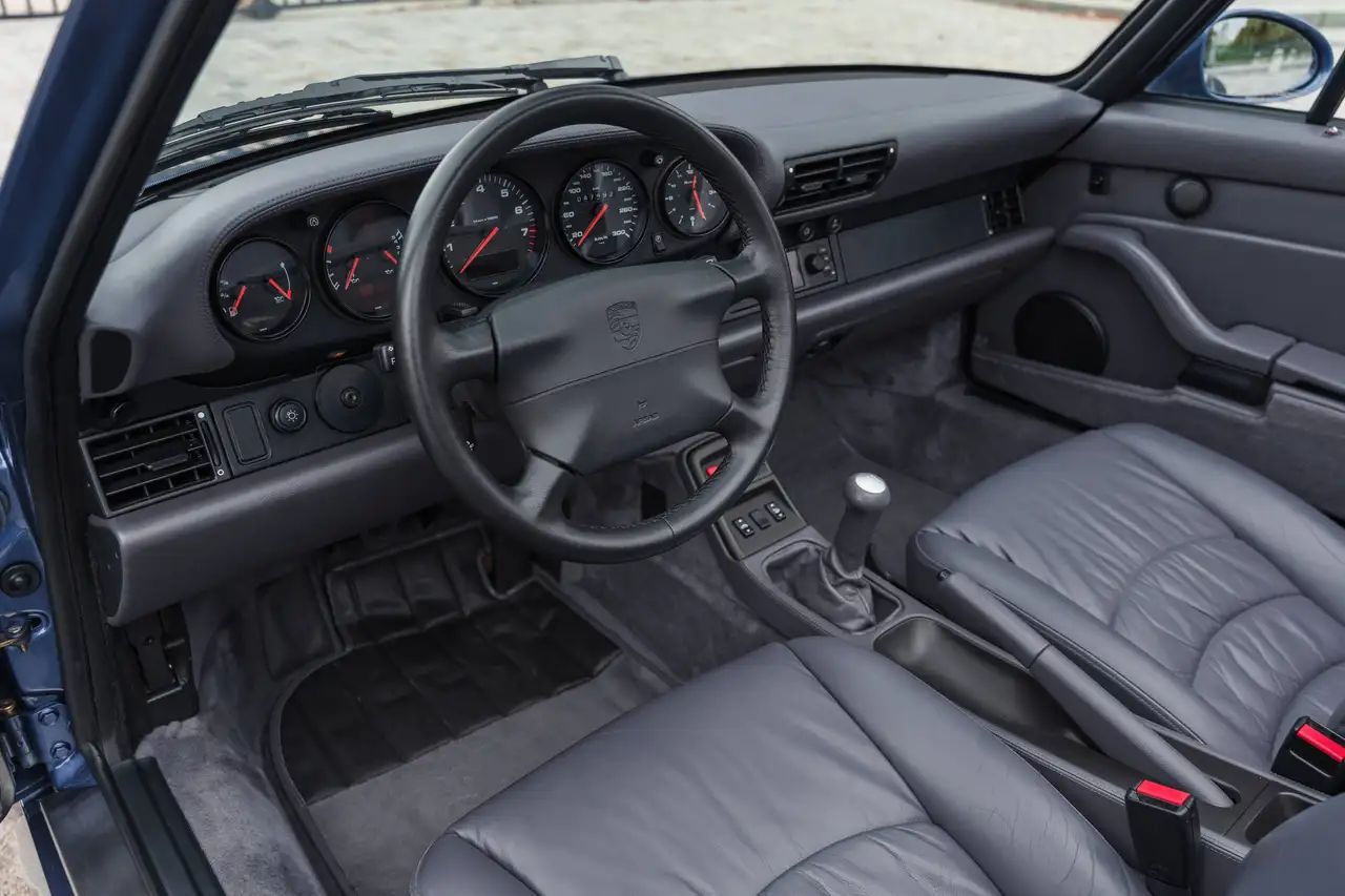 Porsche 993 Carrera 4 Cabriolet - only 47,500 km, original paint, huge service history, foto 7