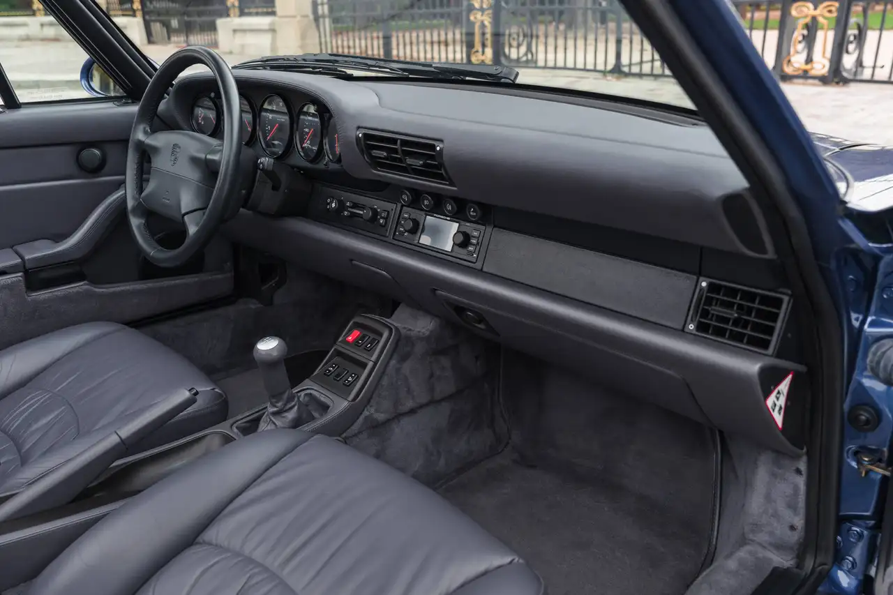 Porsche 993 Carrera 4 Cabriolet - only 47,500 km, original paint, huge service history, foto 9