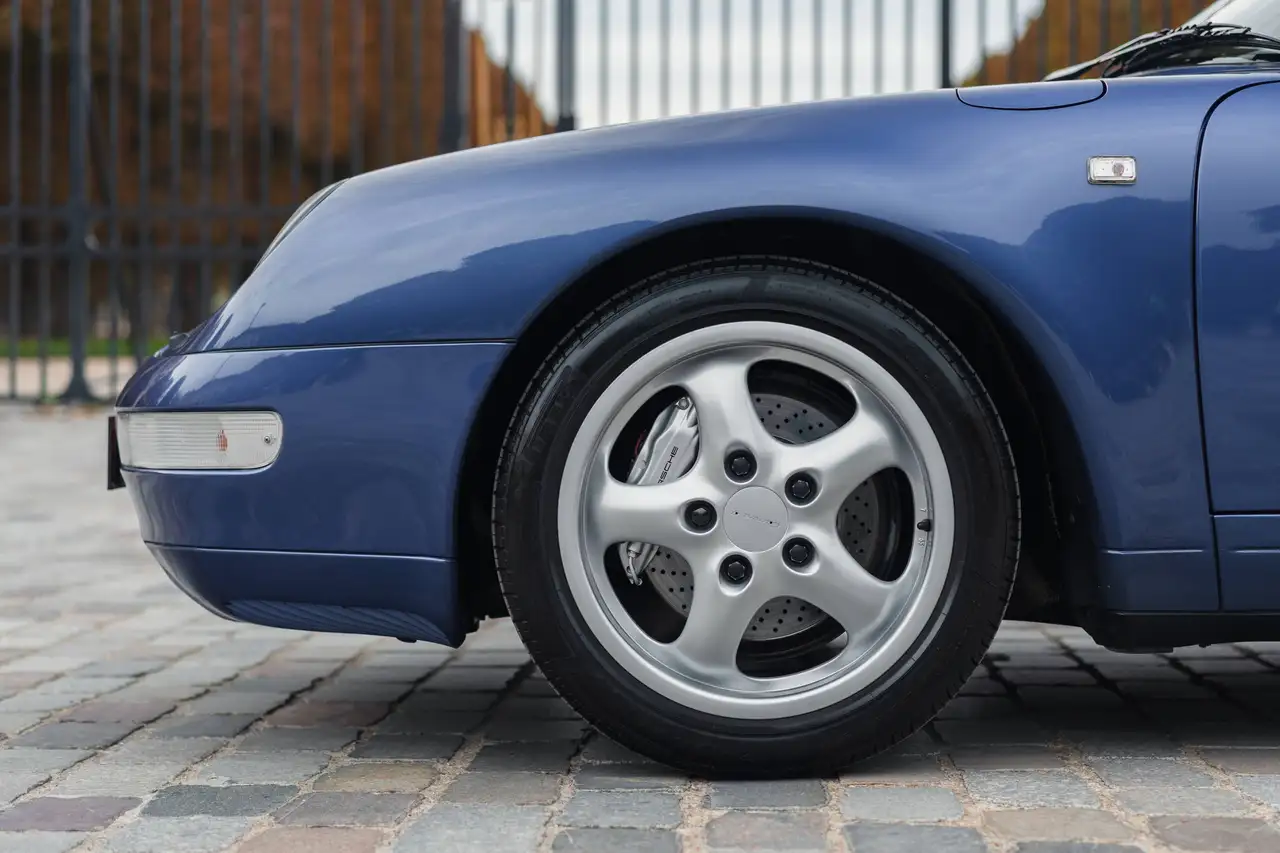 Porsche 993 Carrera 4 Cabriolet - only 47,500 km, original paint, huge service history, foto 6