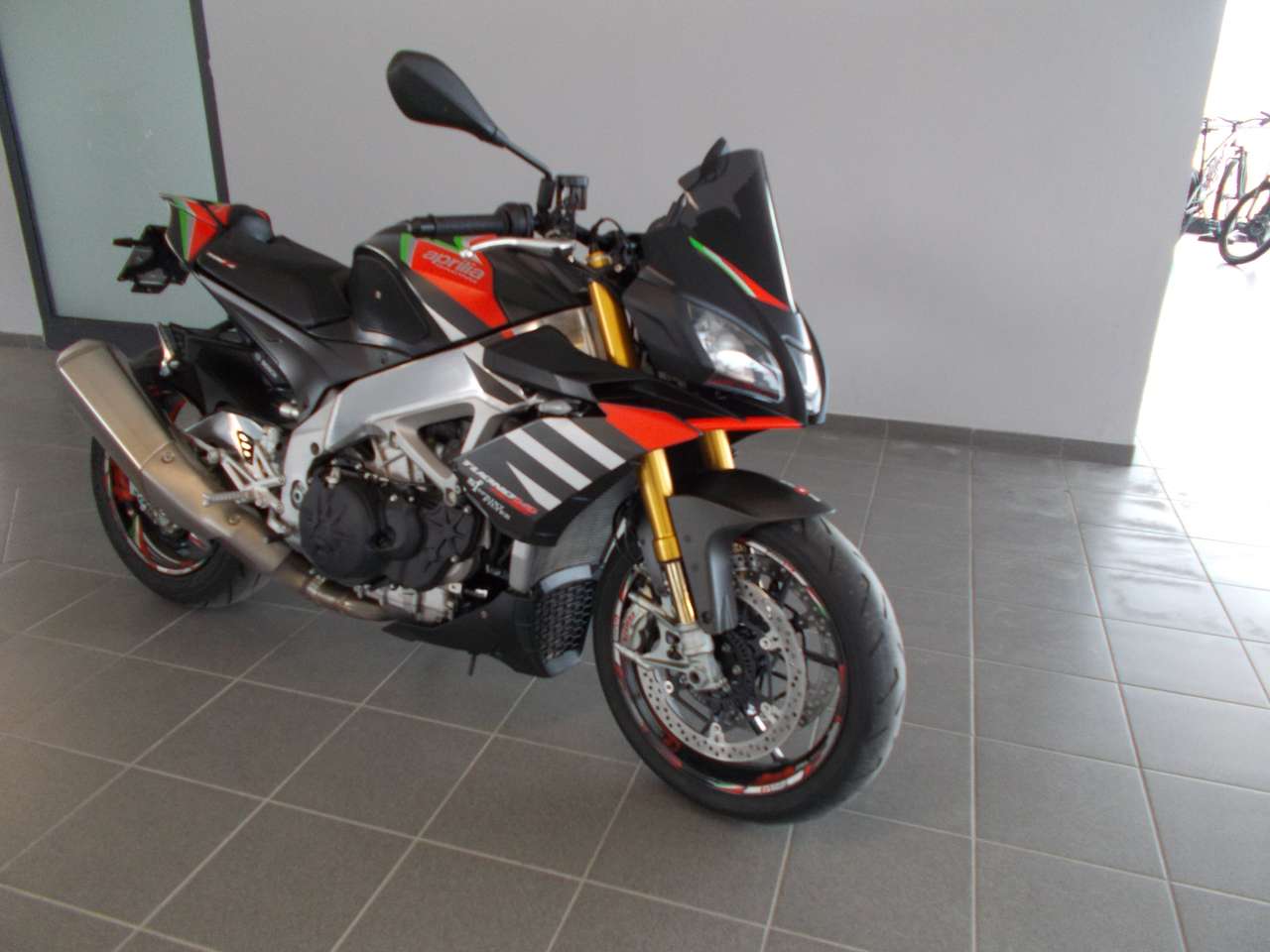 Aprilia Tuono V4 FACTORY