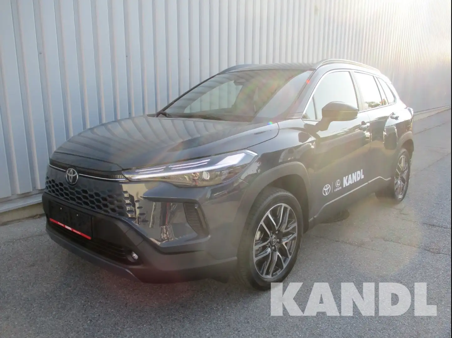 Toyota Corolla Cross 2.0 Hybrid Active Drive 2WD Grau - 1