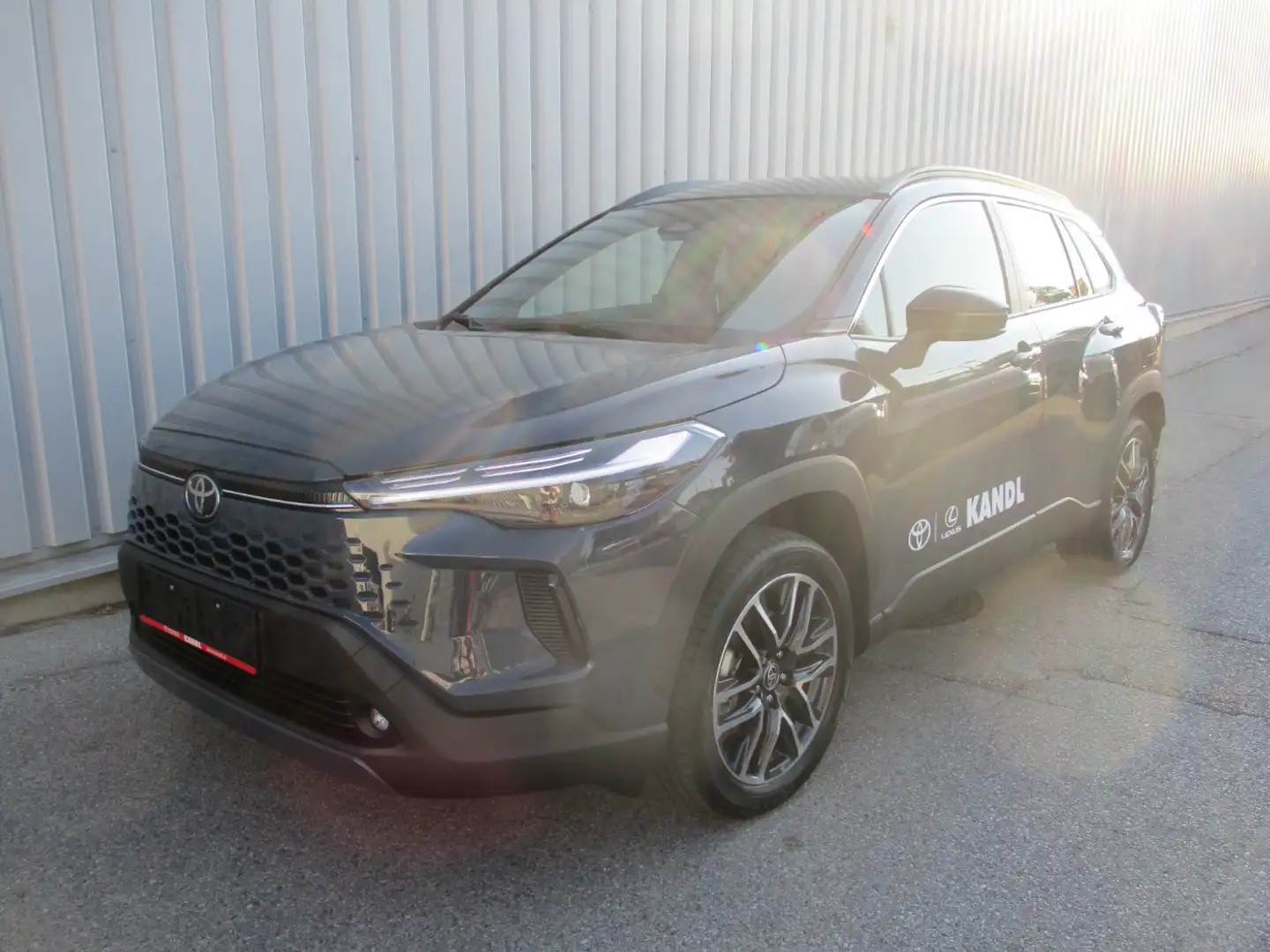 Toyota Corolla Cross 2.0 Hybrid Active Drive 2WD Grau - 2