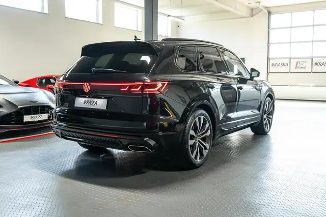 Volkswagen Touareg view 8