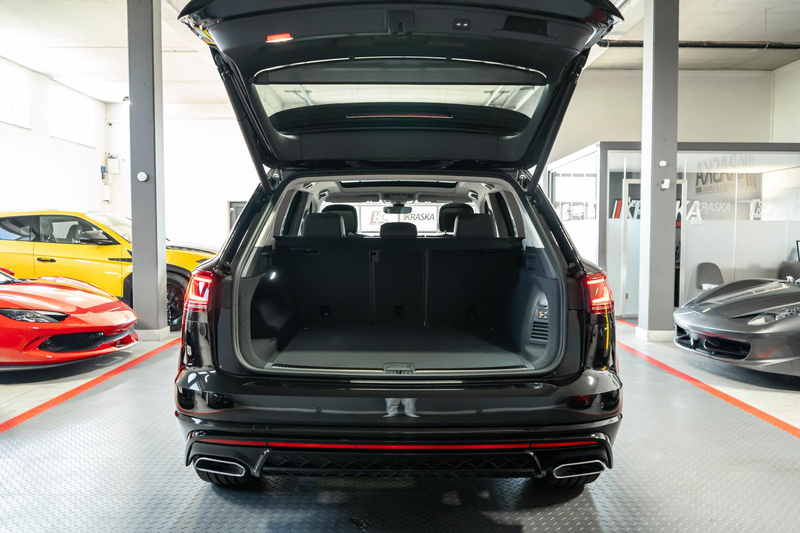 Volkswagen Touareg 3.0 TDI 4M R-Line AHK PANO FINAL EDITION — photo 10