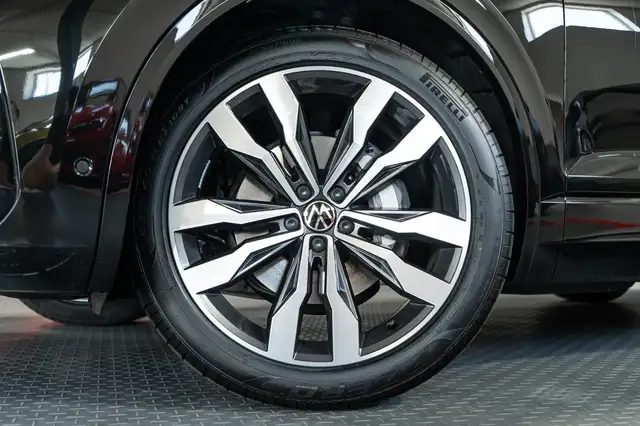 Volkswagen Touareg view 3