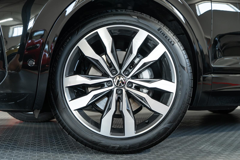 Volkswagen Touareg 3.0 TDI 4M R-Line AHK PANO FINAL EDITION — photo 3