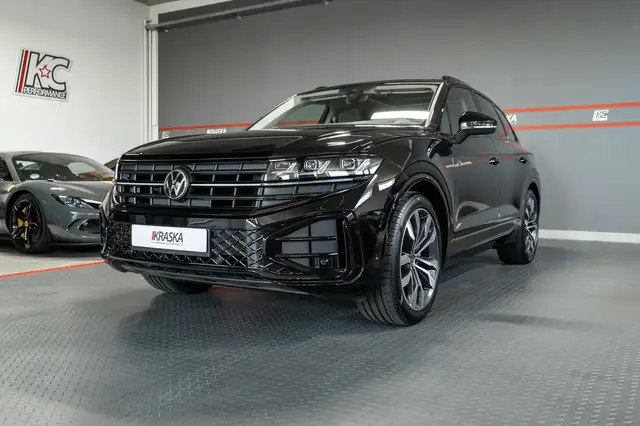 Volkswagen Touareg view 4