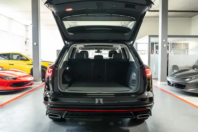 Volkswagen Touareg view 10